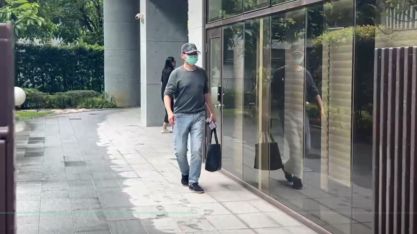 趙建銘原本疑似想從正門進入診所，但看到媒體後立即掉頭。（讀者提供）