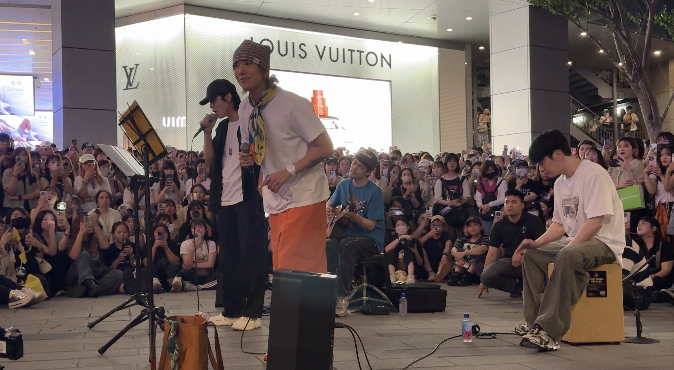FTISLAND快閃信義區,帶來〈Primavera〉與〈THUNDERSTORM〉等歌曲,歌迷熱情應援大合唱。(讀者提供)
