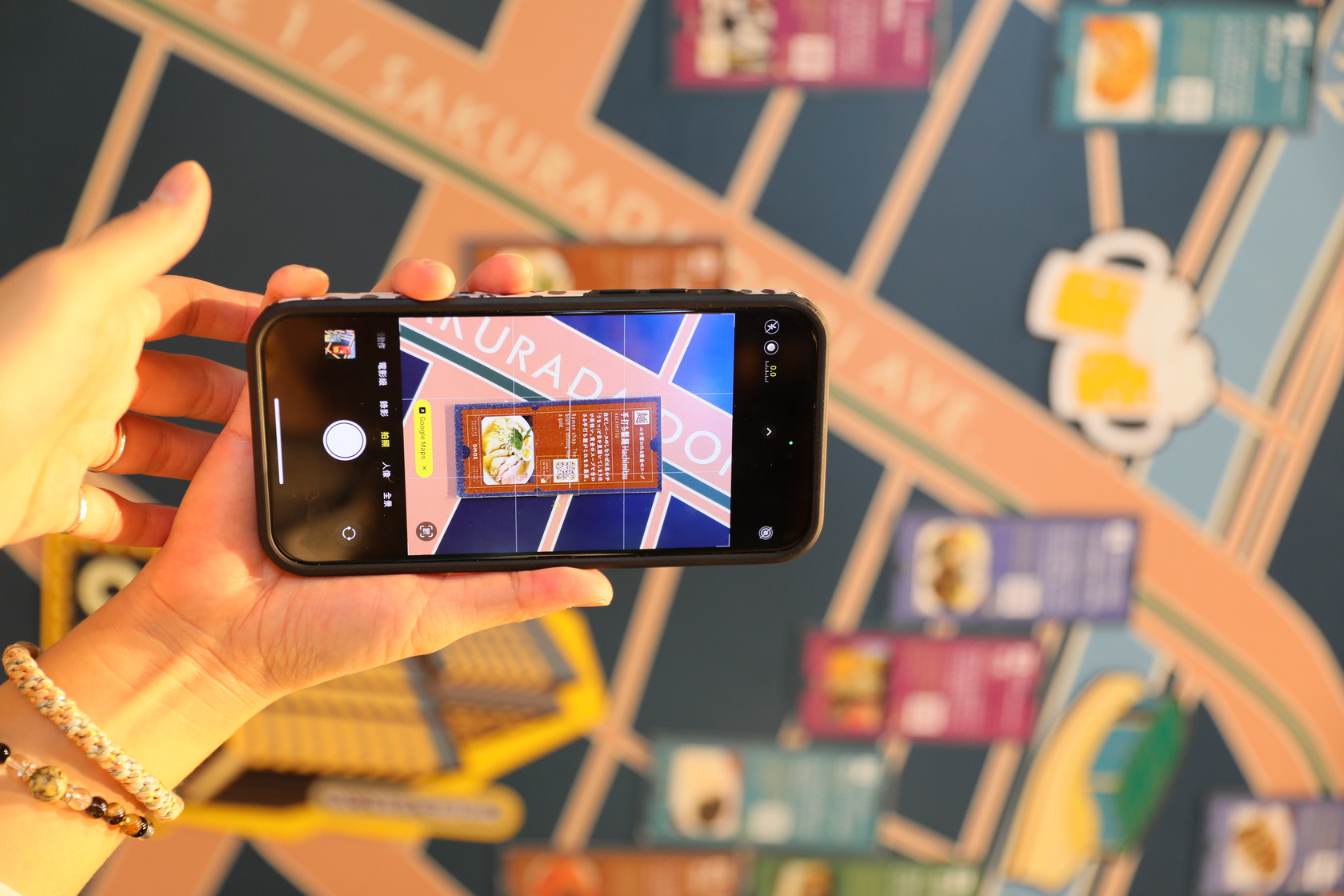 拿出手機掃描QRcode就能直接得到Google Map上的店家資訊。