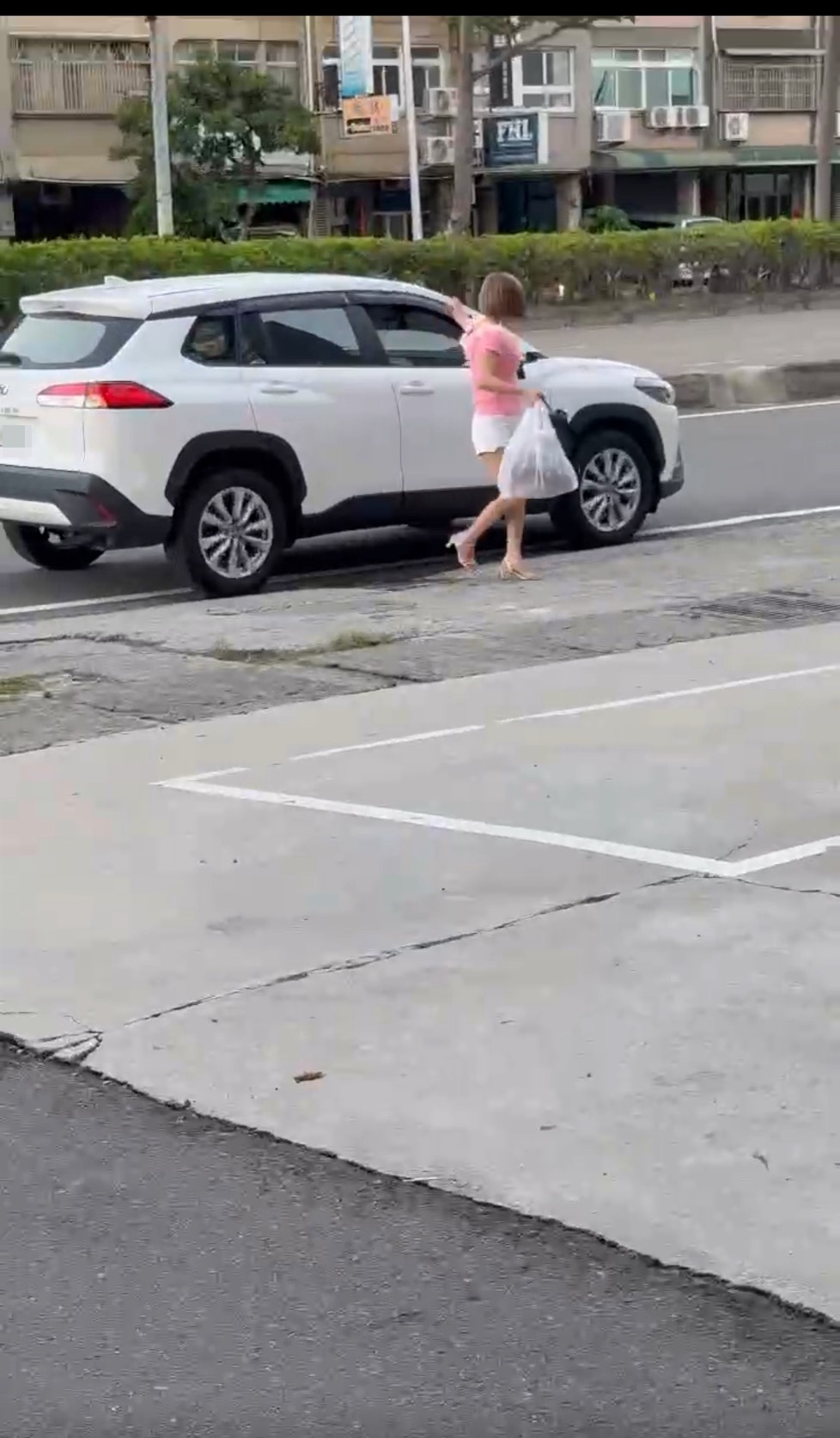 郭主任常開車載中配去採買。（讀者提供）