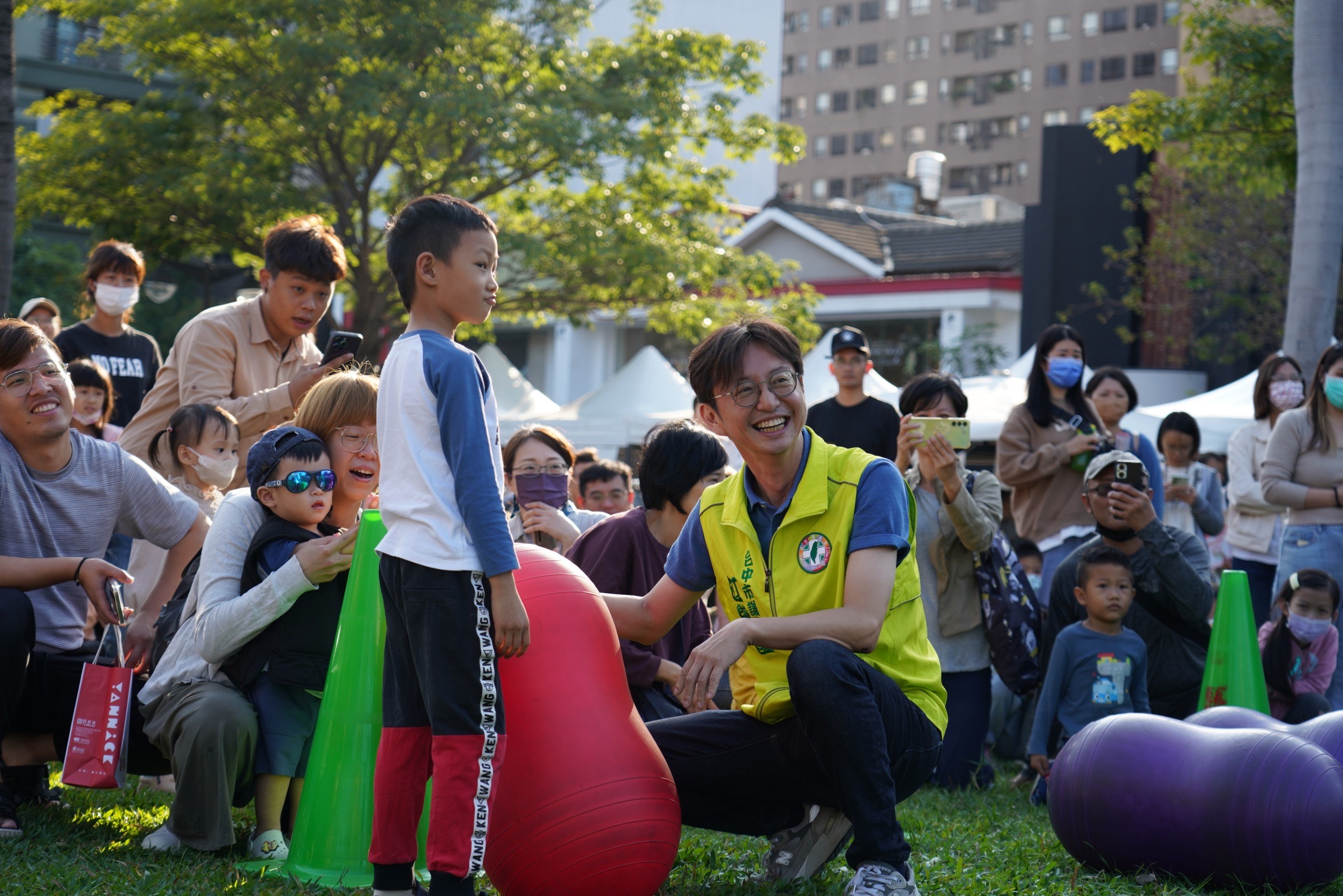 立法委員參選人江肇國今參與親子運動會，與現場家庭互動。（江肇國辦公室提供）