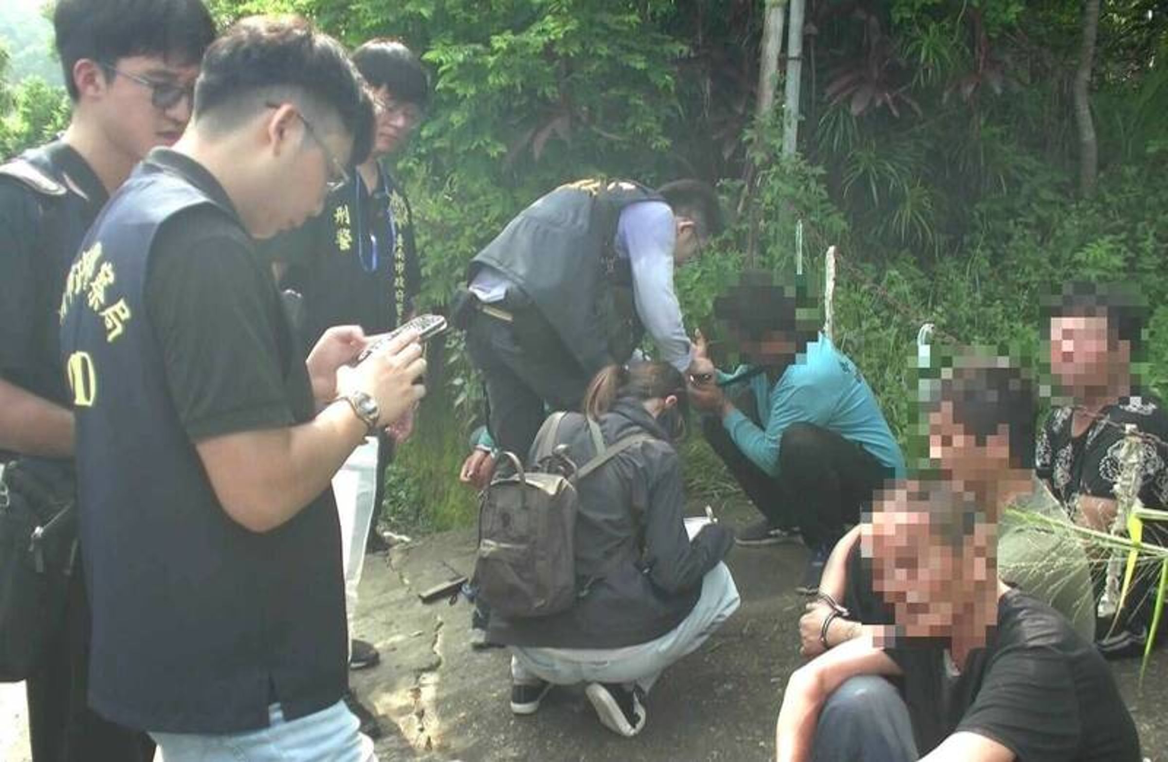 70歲詹姓主嫌(前右黑衣)是擄鴿老手,本月2日他在關廟山區架網時,被台南警方逮捕到案,幸好當時鴿網未架設好,500隻賽鴿逃過一劫。(警方提供)