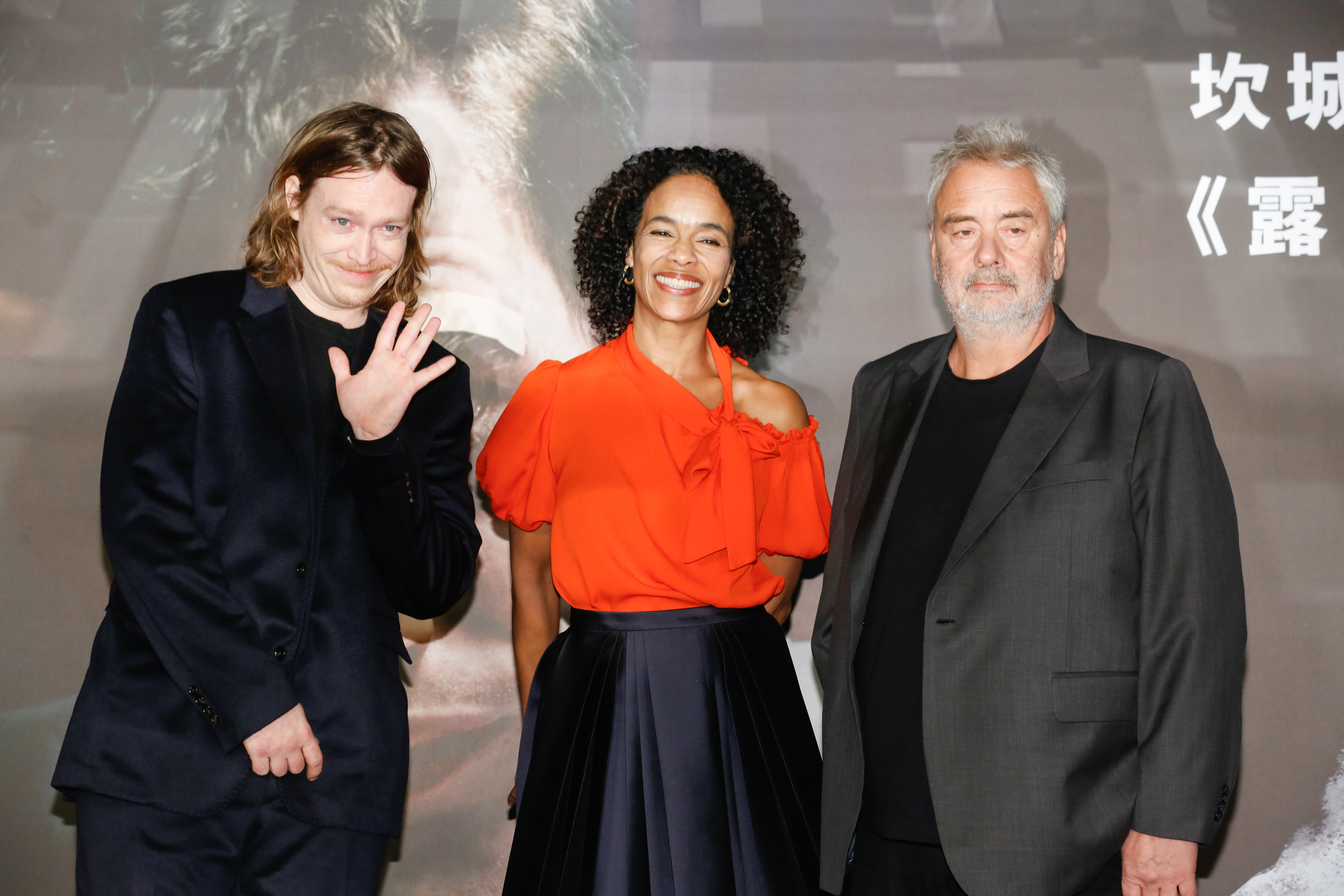 演員卡賴伯蘭李瓊斯（左起）、製片維吉妮亞貝松、導演盧貝松，前來台灣宣傳新片《人犬》。