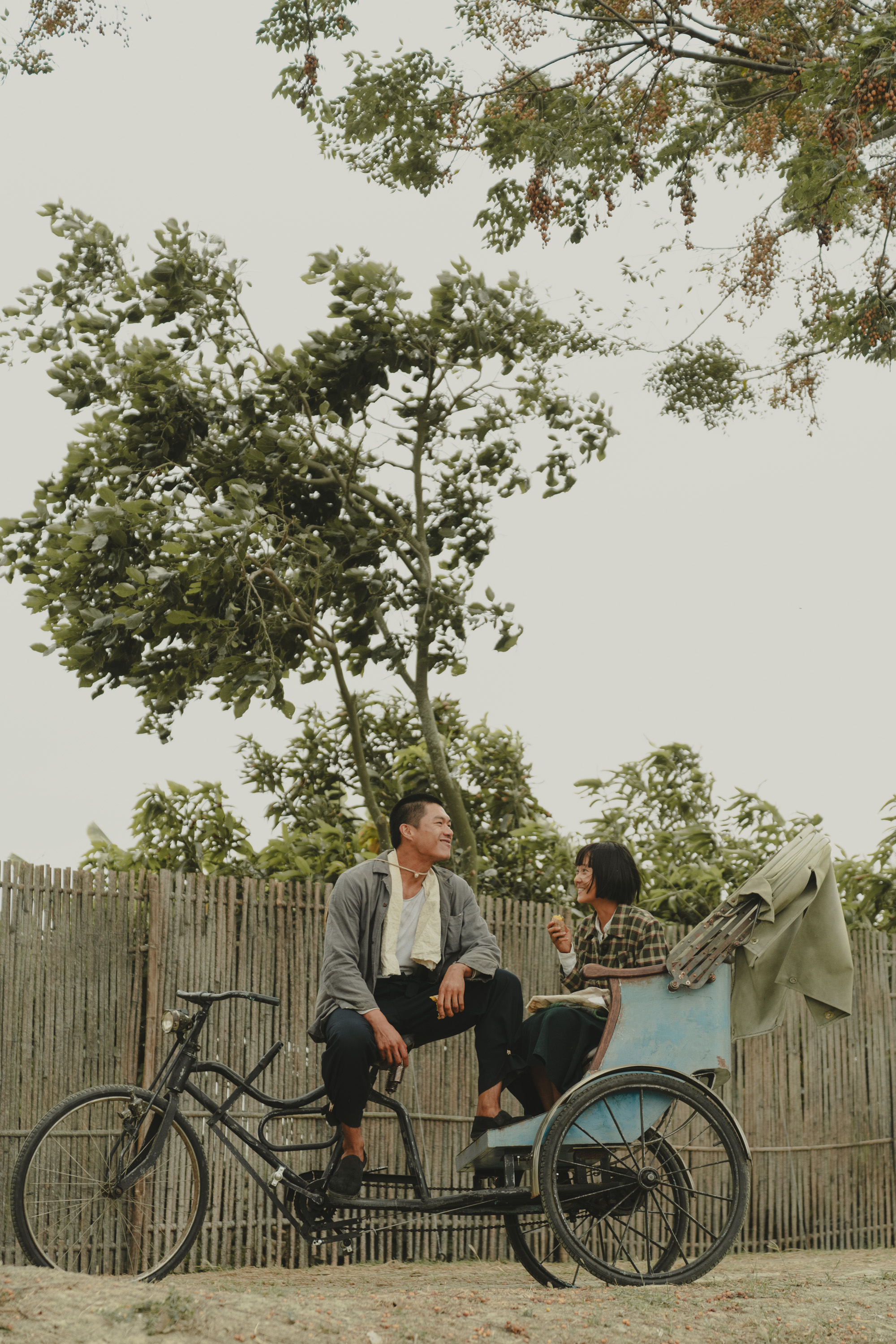 金馬獎入圍11項的《大濛》由方郁婷(右)與柯煒林(左)主演。(華文創提供)