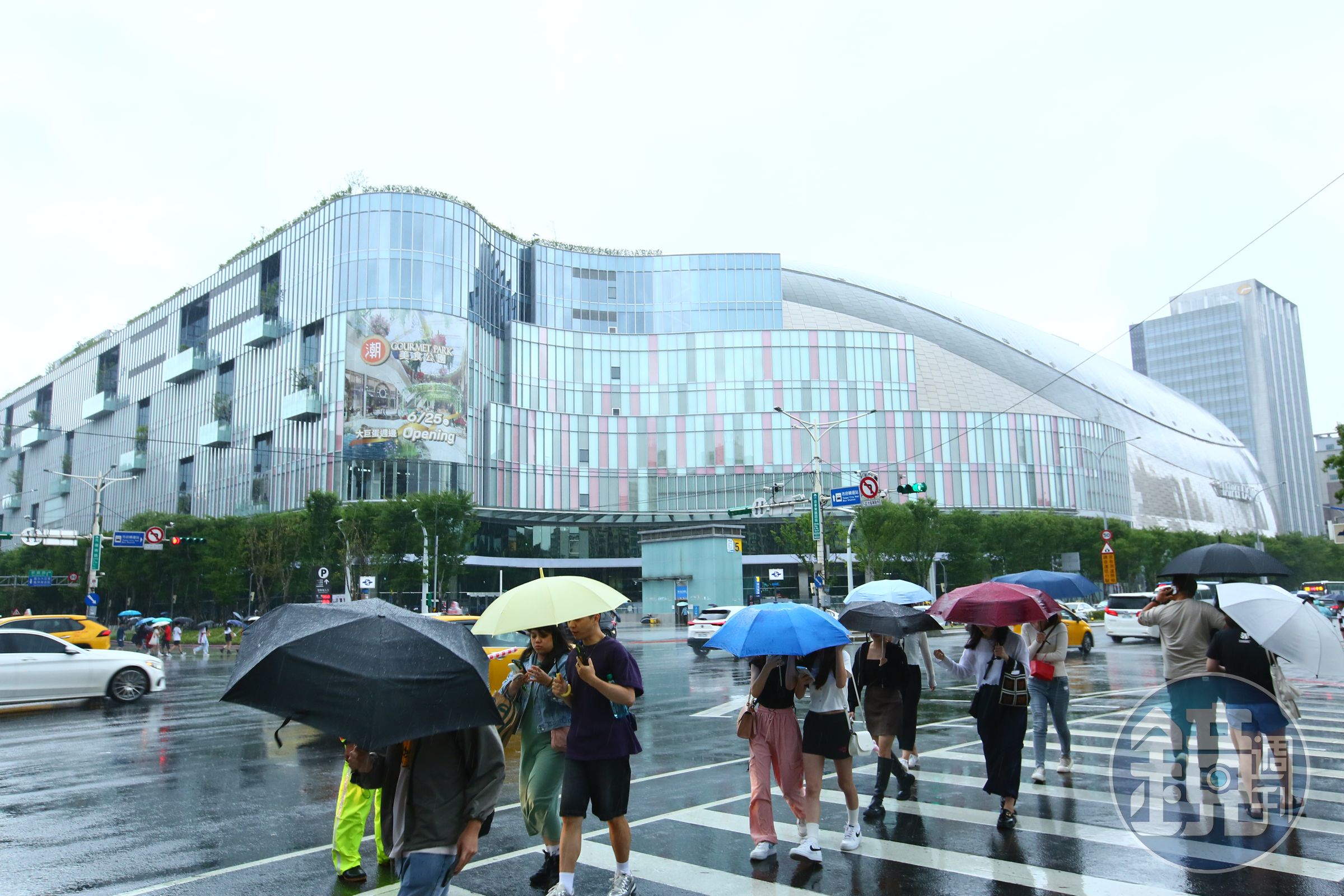 入場觀眾注意！大巨蛋國慶晚會禁止攜帶長柄雨傘。（本刊資料照）