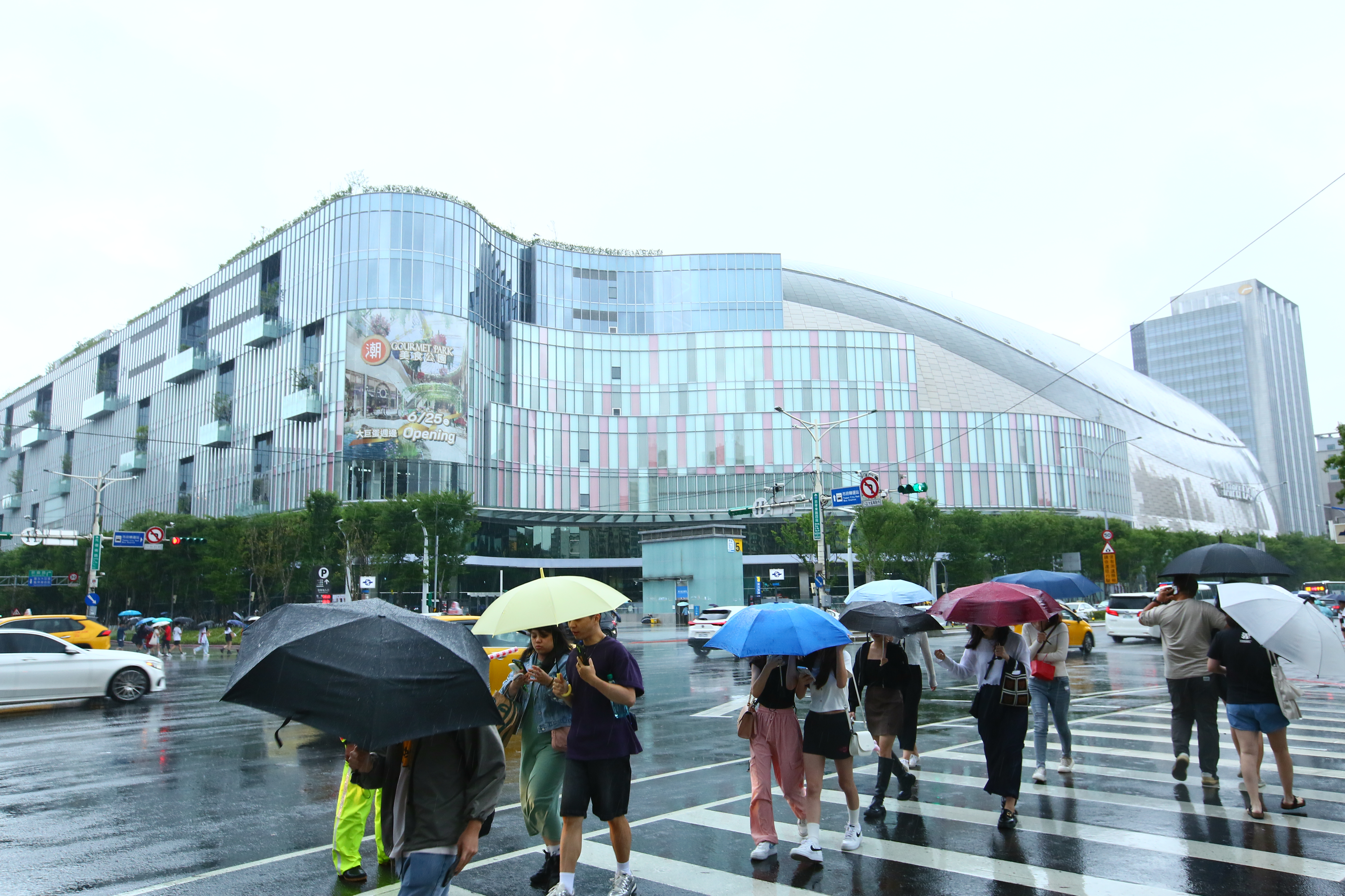 入場觀眾注意！大巨蛋國慶晚會禁止攜帶長柄雨傘。（本刊資料照）