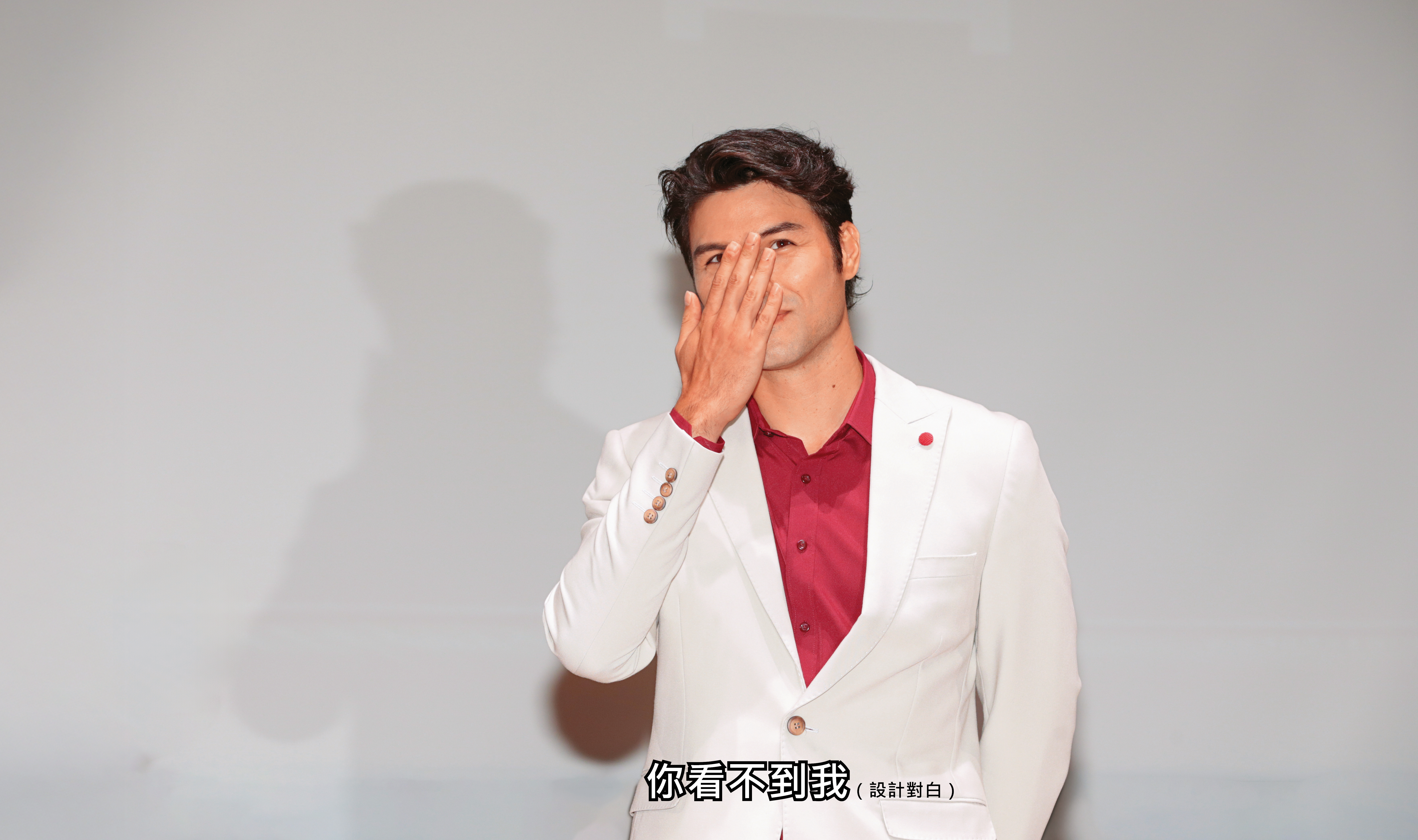 傳說混血兒的Size都比較大…看鳳小岳的…手就知道。（十指緊扣）