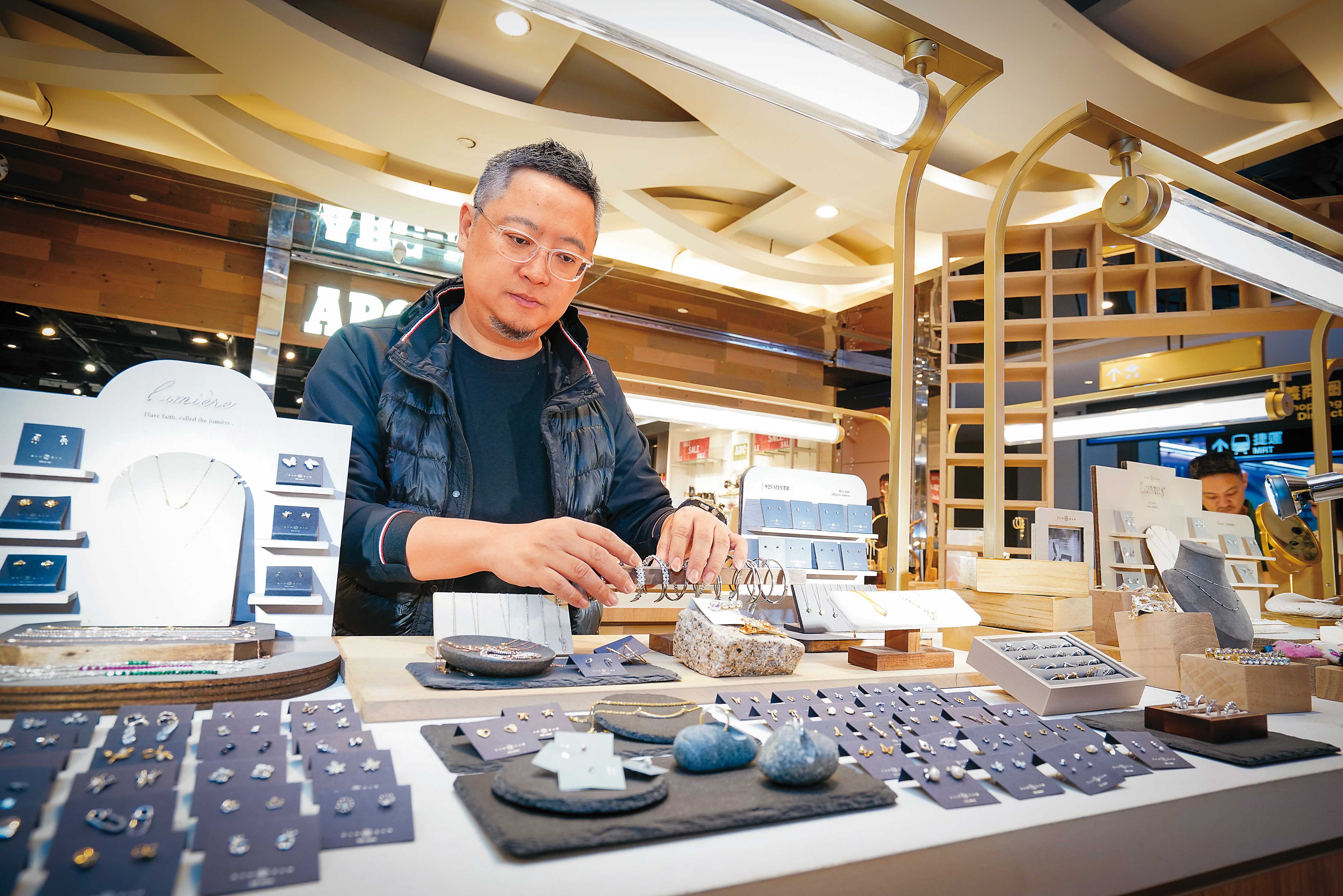 冉冉以平價韓系飾品起家,楊智淵回憶,2019年在微風松高開店第一個月,就創下300萬元業績紀錄。