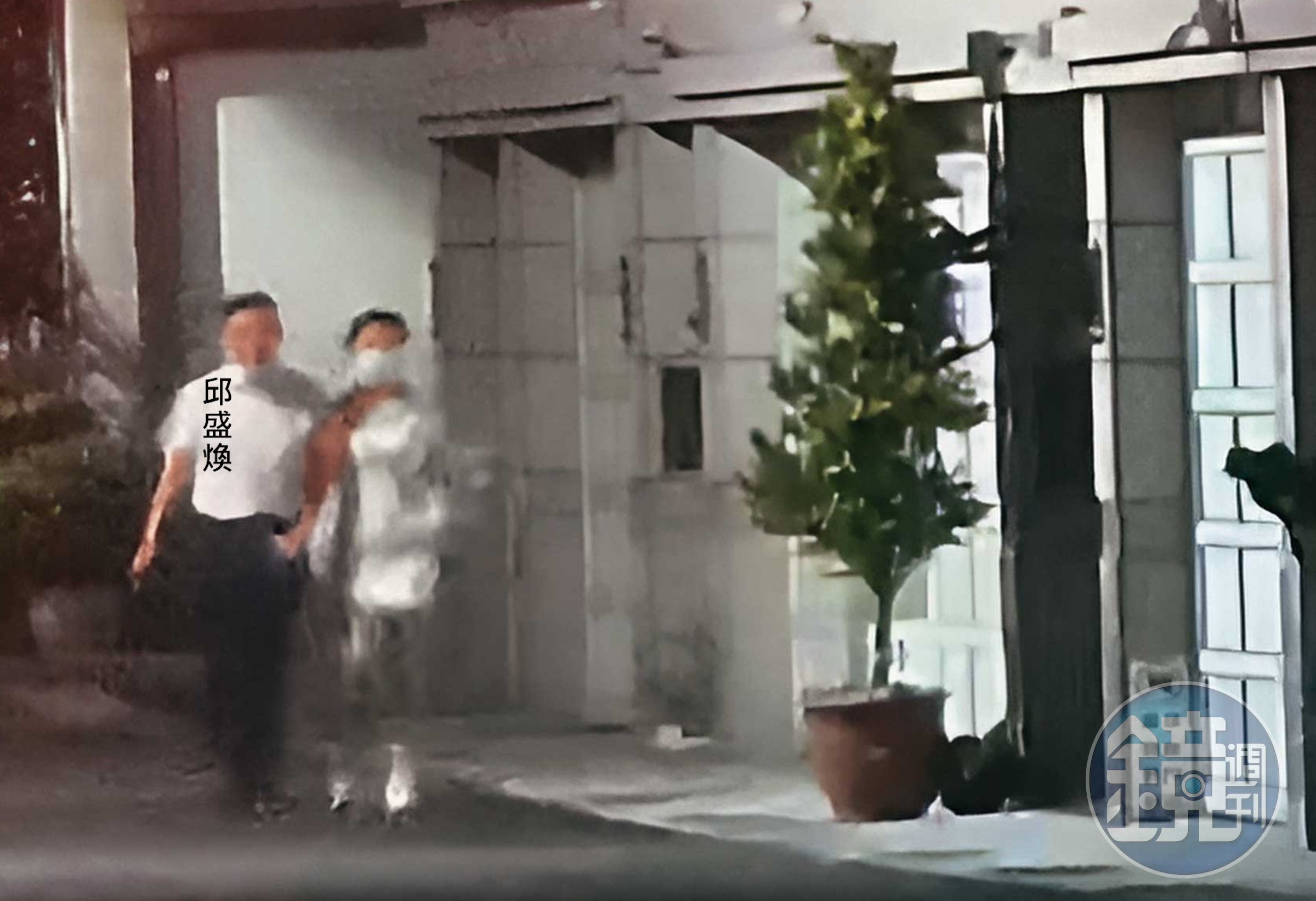 邱盛煥被直擊與一名女子手挽著手，狀似親密。（讀者提供）