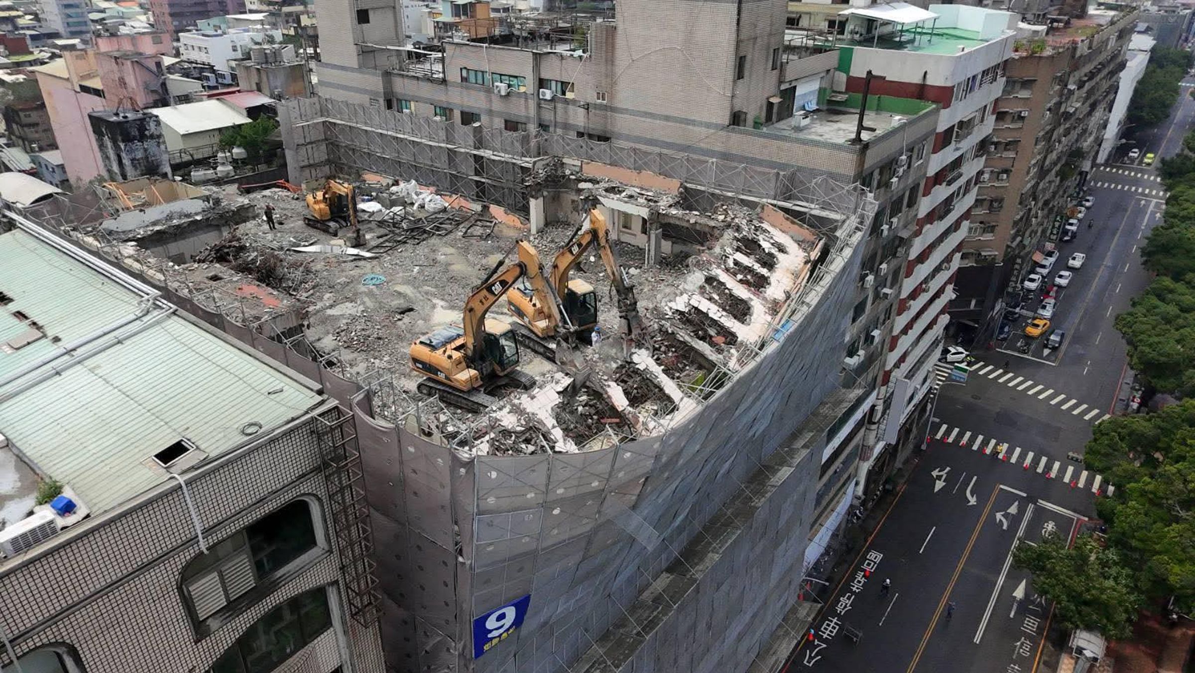 台中市中區公園路上一處建案施工時，突然發生鷹架傾斜狀況，目前該路段已暫時封鎖。（翻攝自黃守達臉書）