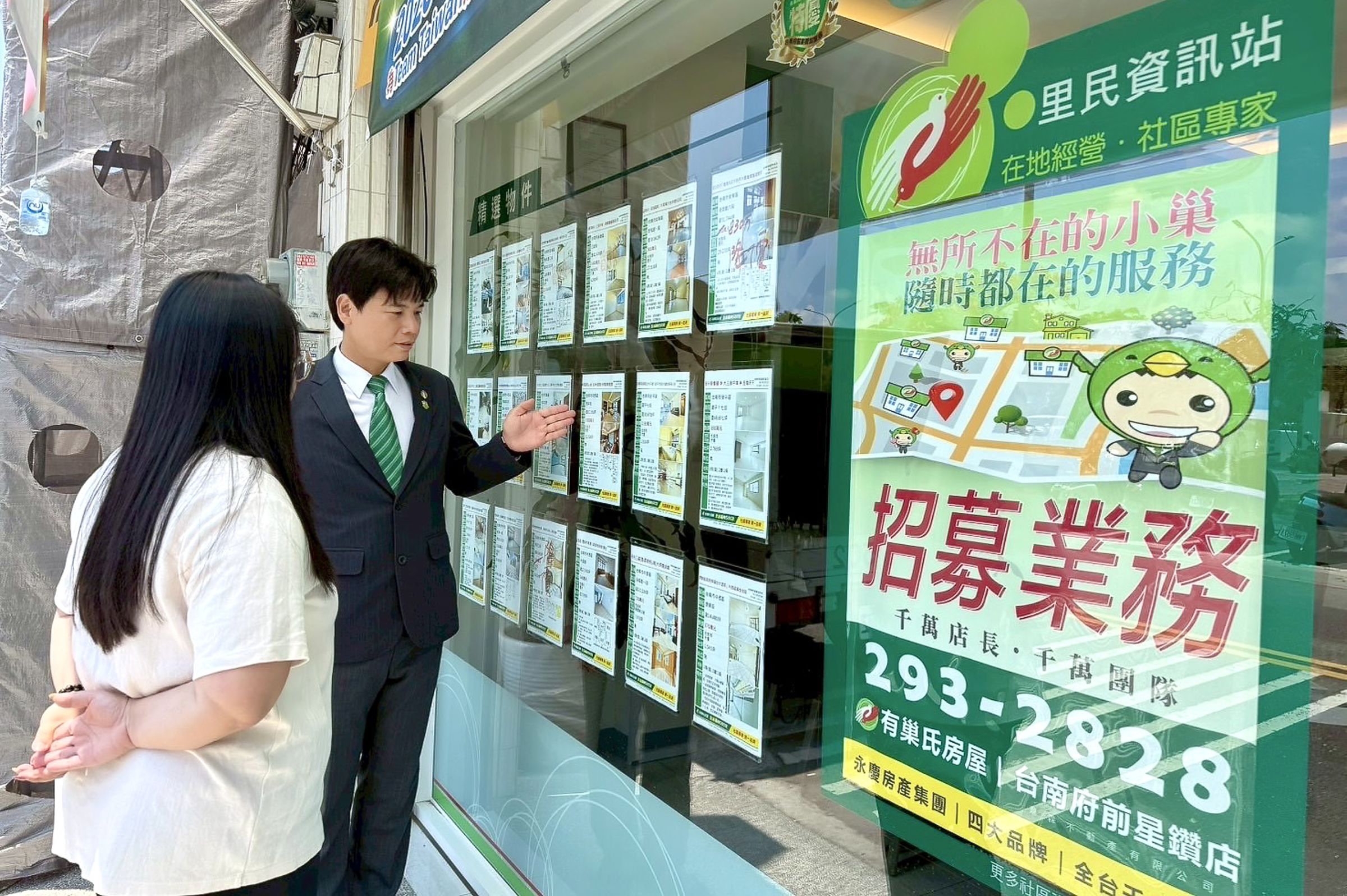 柳坤霖店東(圖右)堅持把醜話說在前面,不僅自己用誠實圈粉,更透過扎實訓練帶領夥伴,為每筆交易嚴格把關。(圖/永慶房產集團提供)