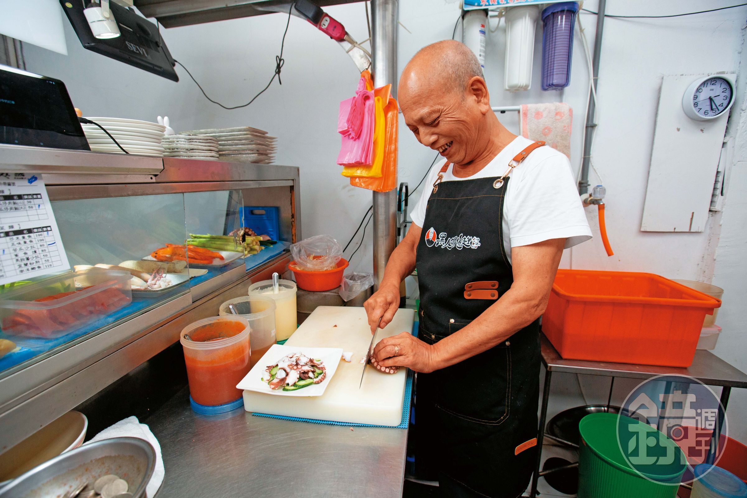 唐賢次年輕時曾到日本學做料理,現在店內的小菜,日本觀光客吃到都稱讚口味相當道地。