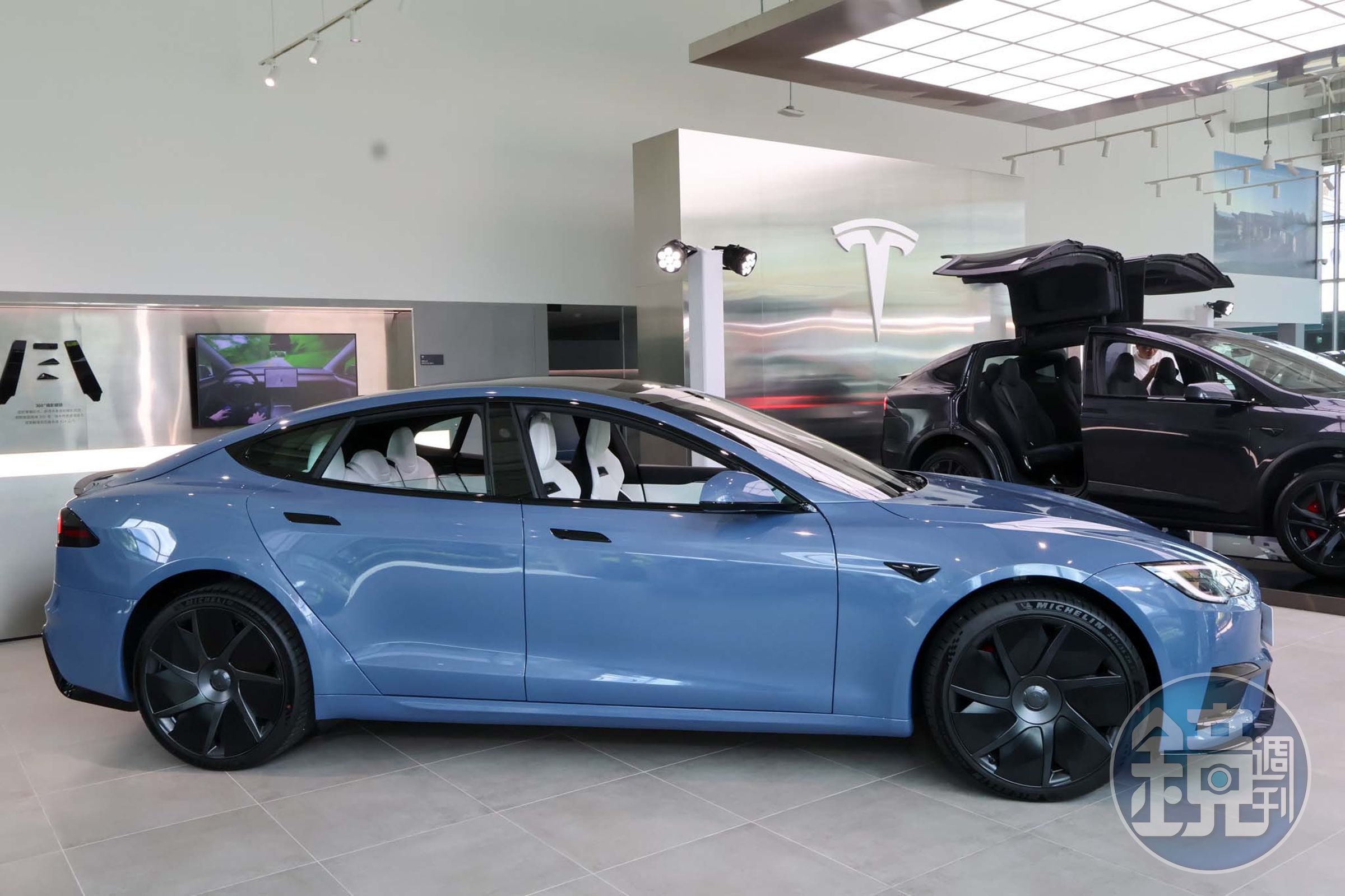 TESLA所推出全新的冰霜藍車色。