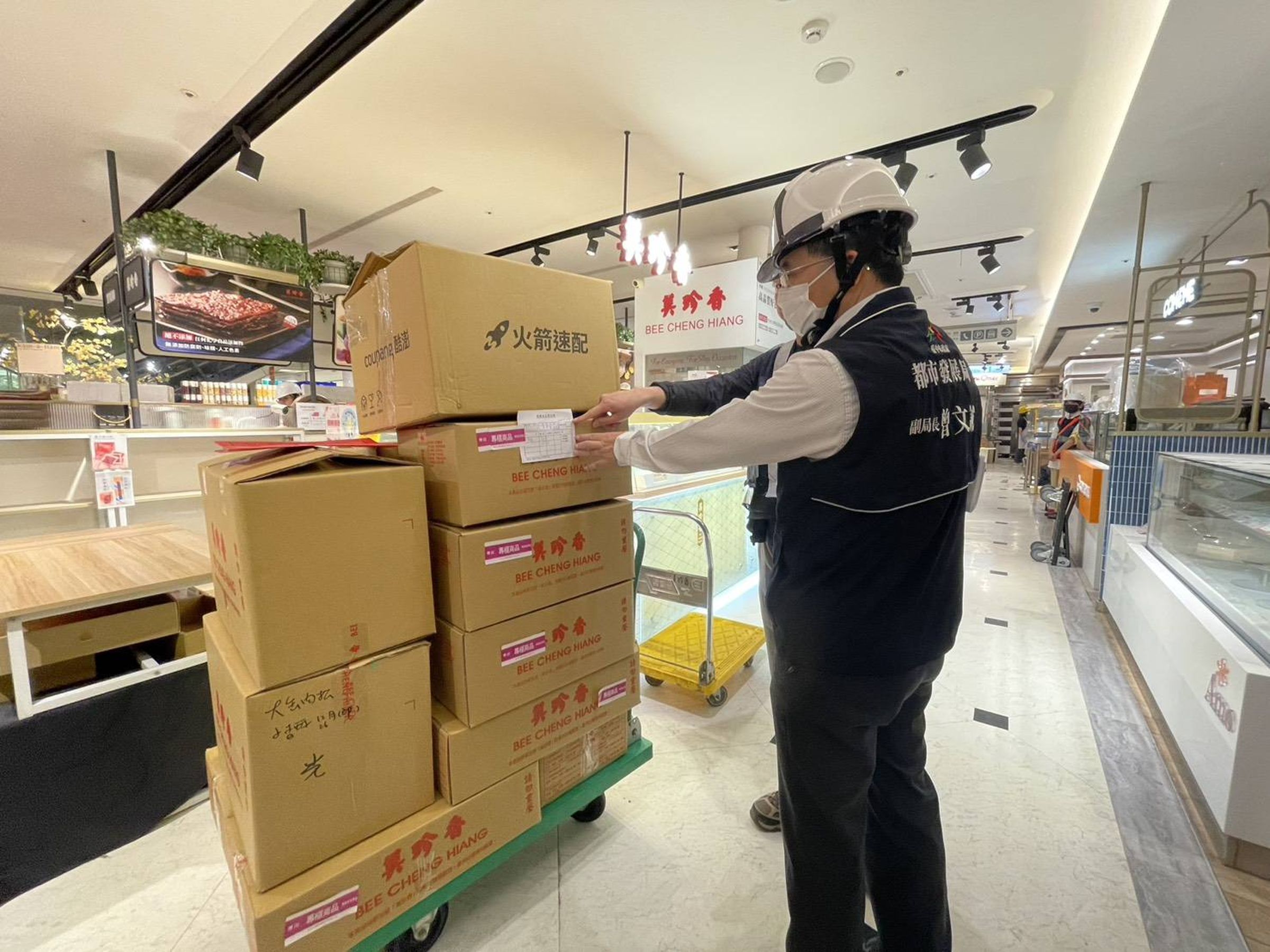 地下2層商場內貨物包裝管制及確認。(台中市都發局提供)
