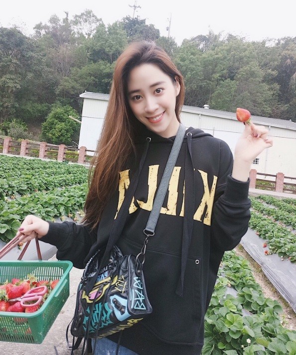 歐陽妮妮被爆玩密室逃脫,不僅翻白眼又擺臭臉。(翻攝自歐陽妮妮IG)