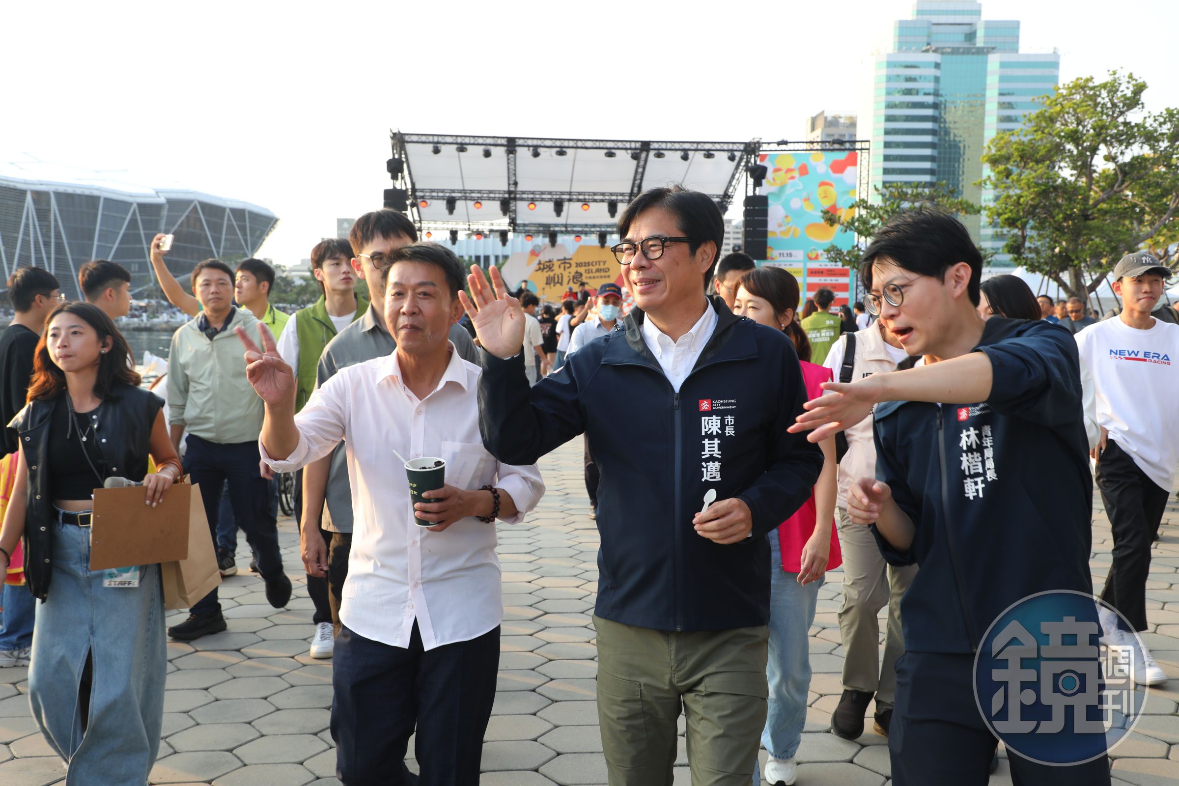 高雄市長陳其邁(中)15日前往現場,在青年局長林楷軒(右)陪同下,逐一走訪攤位並與民眾互動。