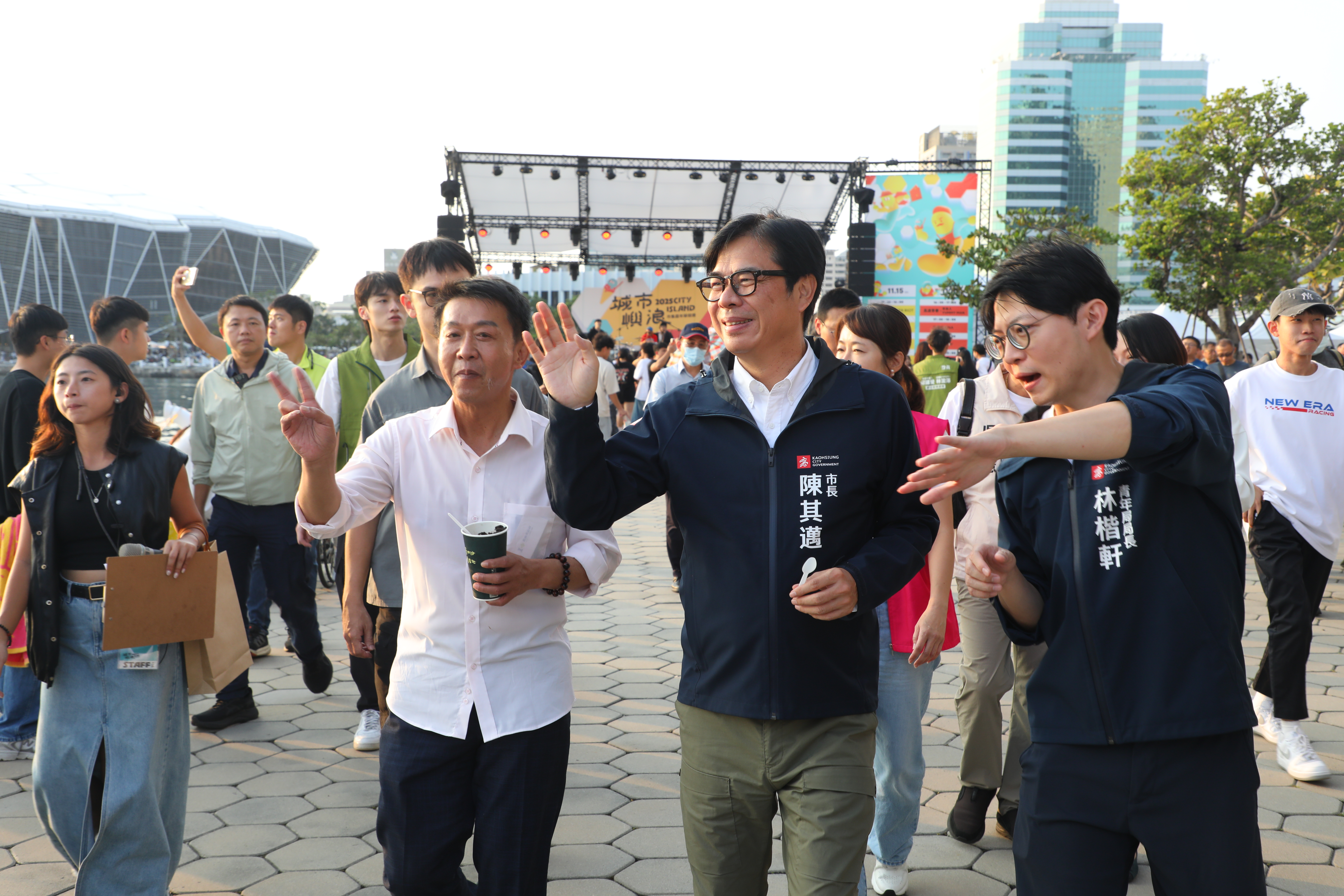 高雄市長陳其邁（中）15日前往現場，在青年局長林楷軒（右）陪同下，逐一走訪攤位並與民眾互動。