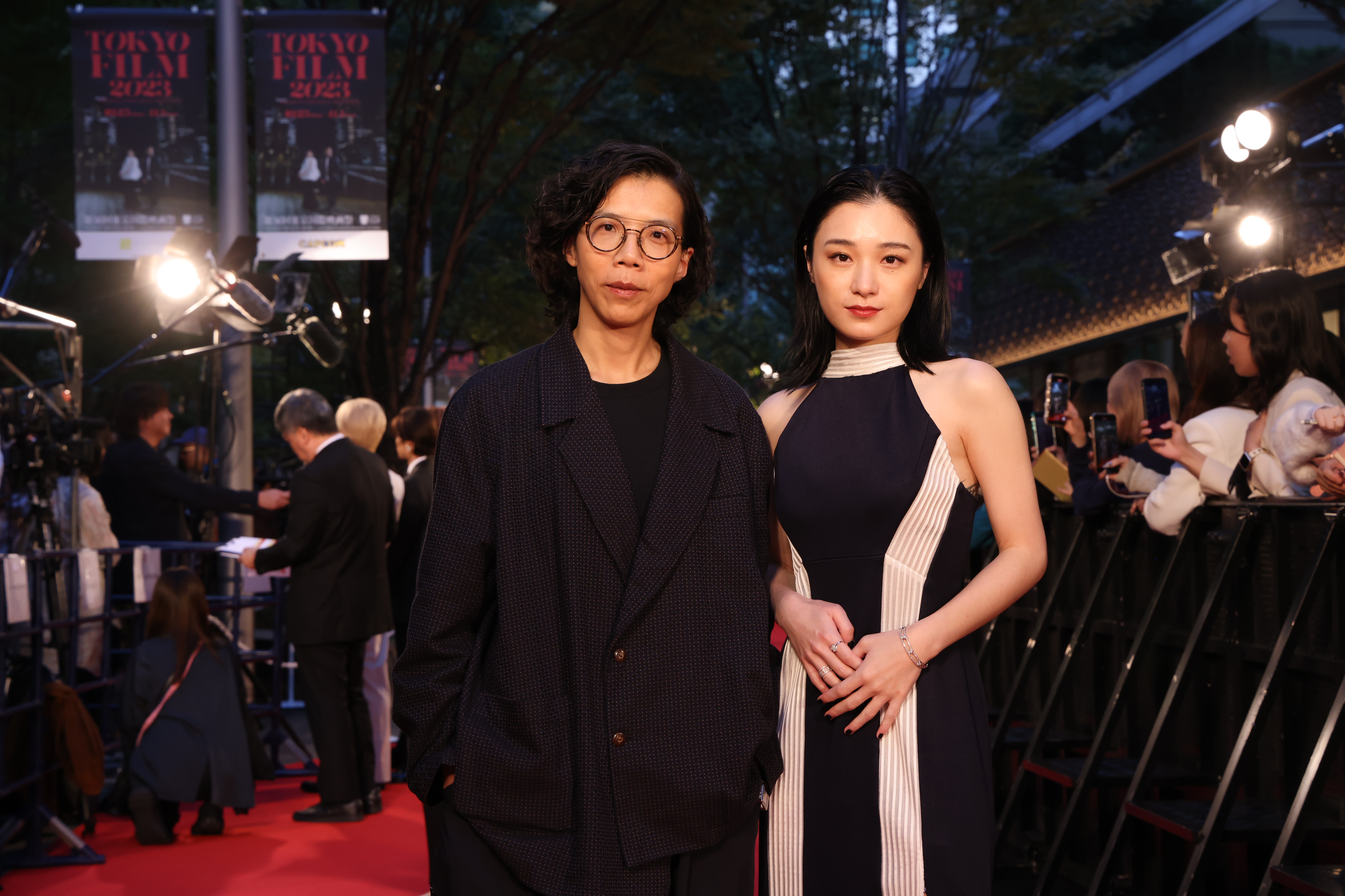 《青春並不溫柔》導演蘇奕瑄(左)與演員葉曉霏登上開幕紅毯。(東京國際影展提供)