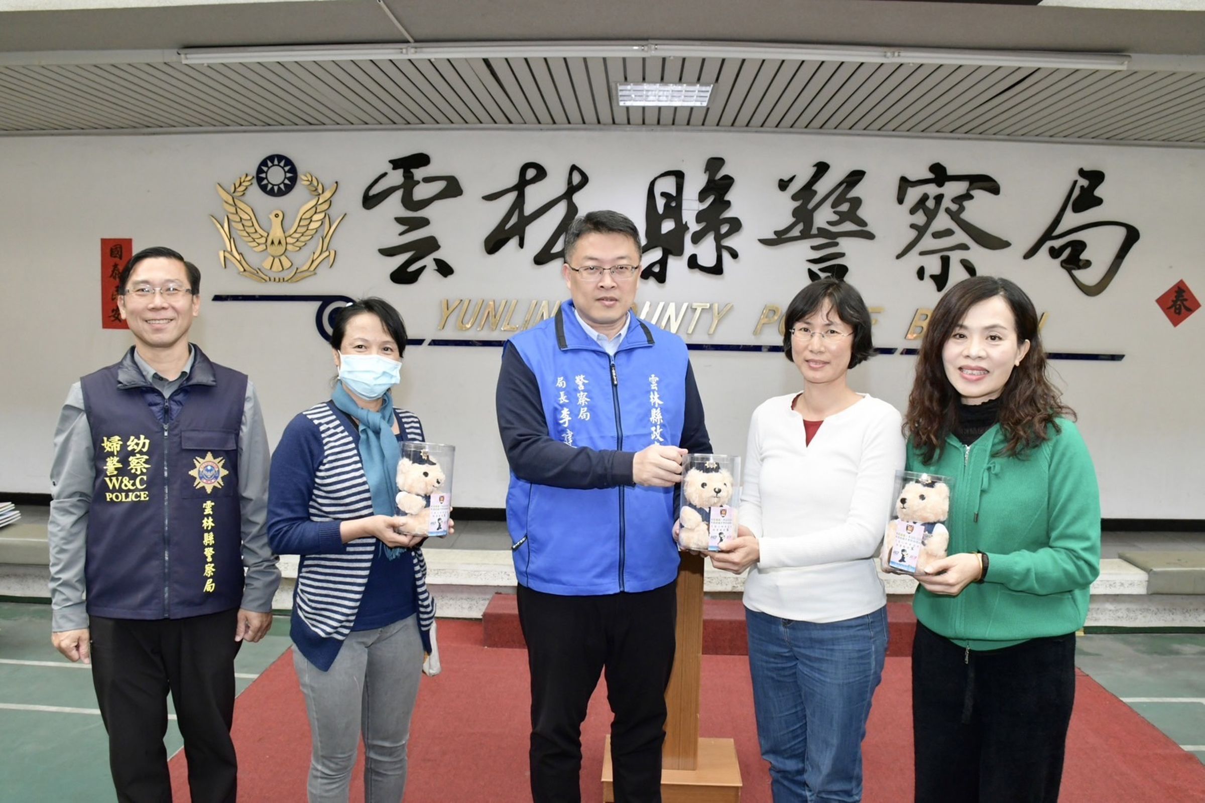 適逢婦女節雲林縣警察局局長李建民選購玫瑰,及熱面膜,致贈女性同仁。(雲林縣警局提供)