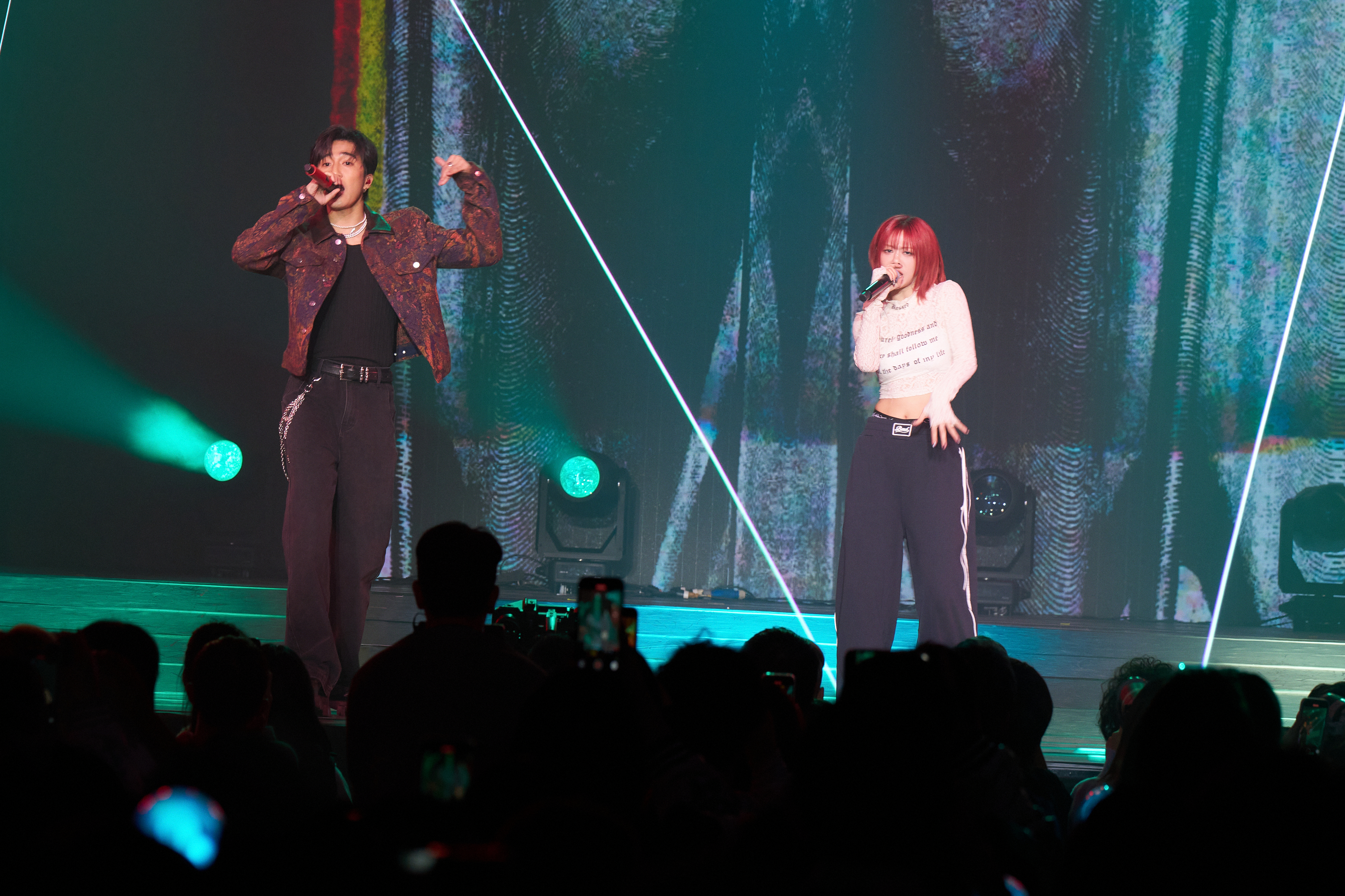 嘉賓婁峻碩與GENBLUE幻藍小熊隊長XXIN合唱〈NEVERLAND〉。（天空娛樂提供）