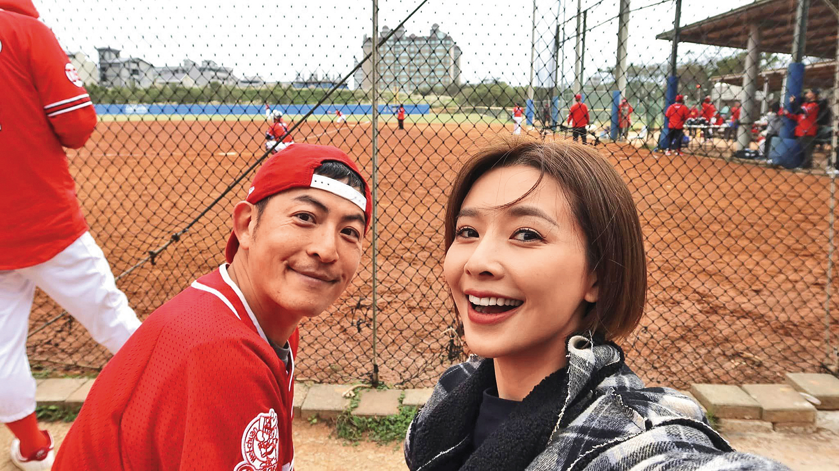 之前還沒正式在一起，但關係還要好時，趙駿亞（左）帶著吳婉君（右）一起去看棒球，並大方上傳在社群網站。（翻攝自吳婉君臉書）