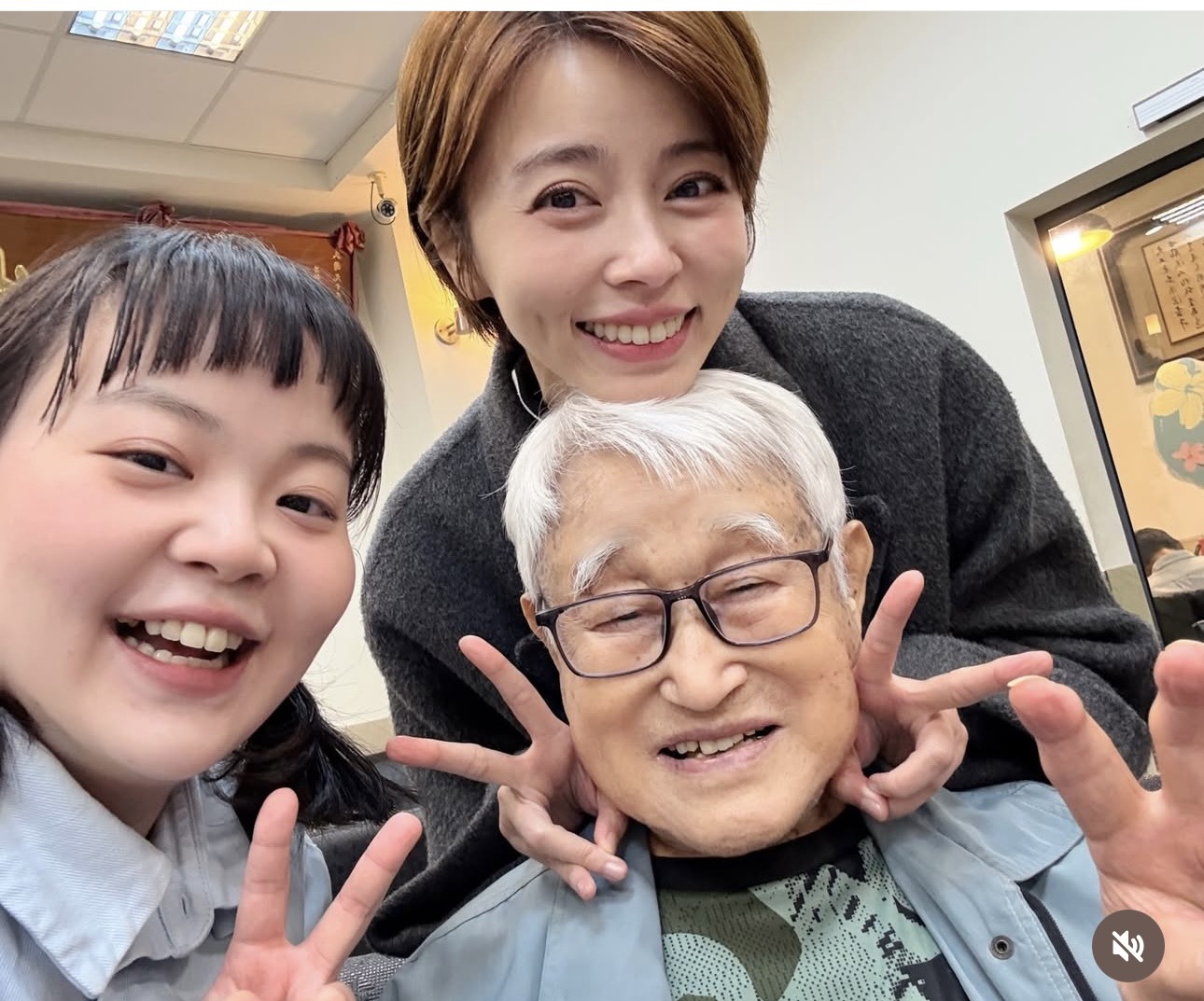 王瞳響應娘家保健生技《傳愛過暖年》公益行動,率先捐出100道年菜,號召全民一起用行動把溫暖送進弱勢家庭。(民視提供)