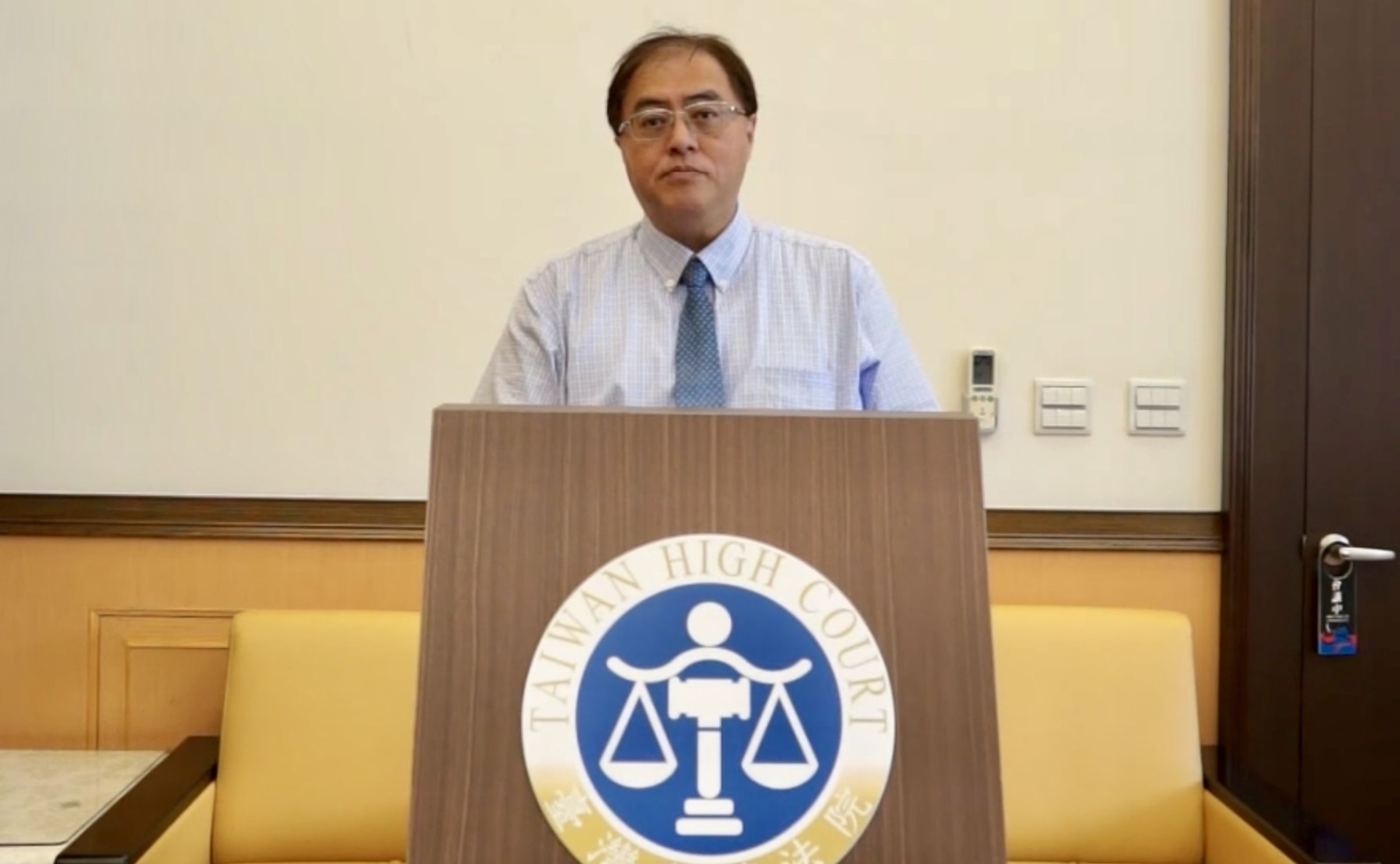 高等法院發言人鄭水銓庭長說明新屋保齡球館6勇消殉職案判決理由。(高院提供)