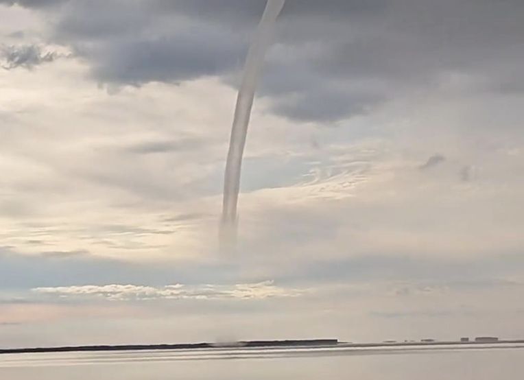 黑龍江大慶杜爾伯特縣連環湖驚現「龍吸水」，水柱直通雲霄。（翻攝自極目新聞）