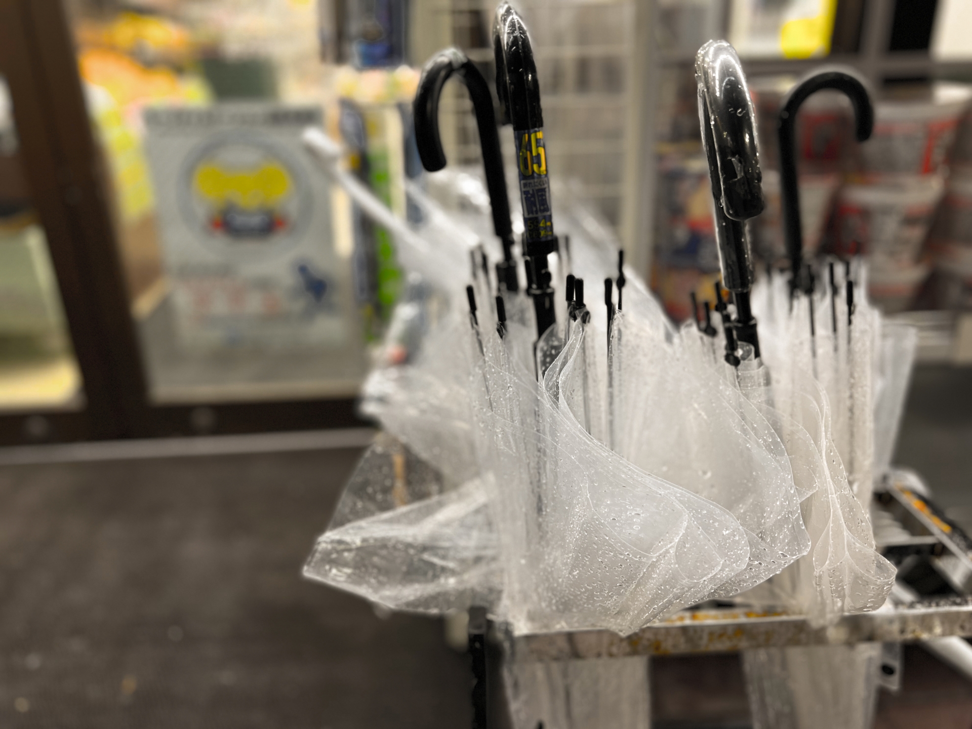 雨天常會發生傘架上的傘被其他人順手牽羊偷走，日本網友想出妙招嚇阻小偷。（示意圖，photoAC）