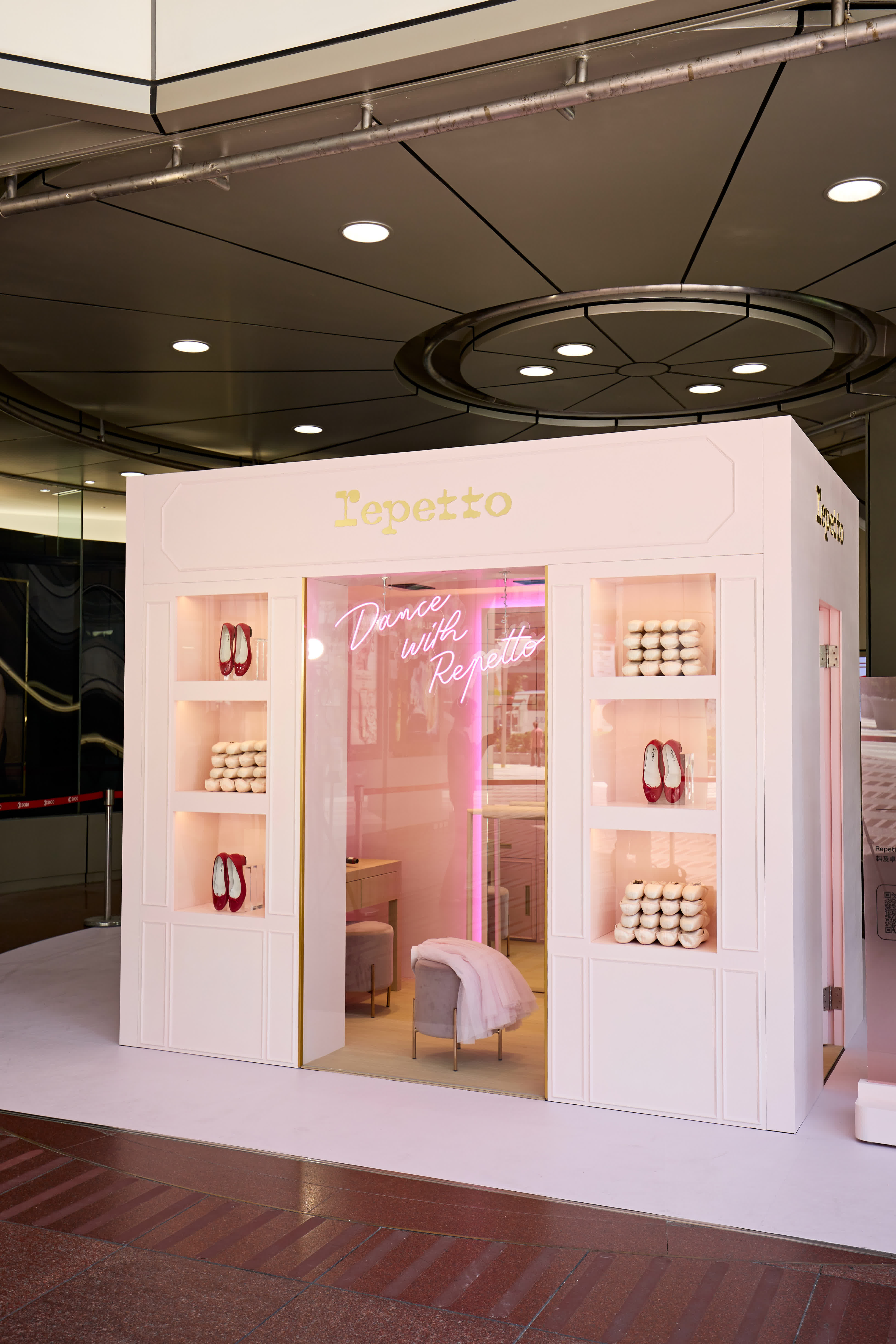 Repetto L’Atelier訂製鞋展示櫥窗。（永三提供）