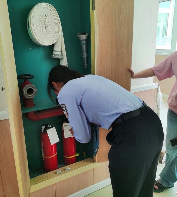 變態民警偷拍女警背影意淫。（翻自X平台）