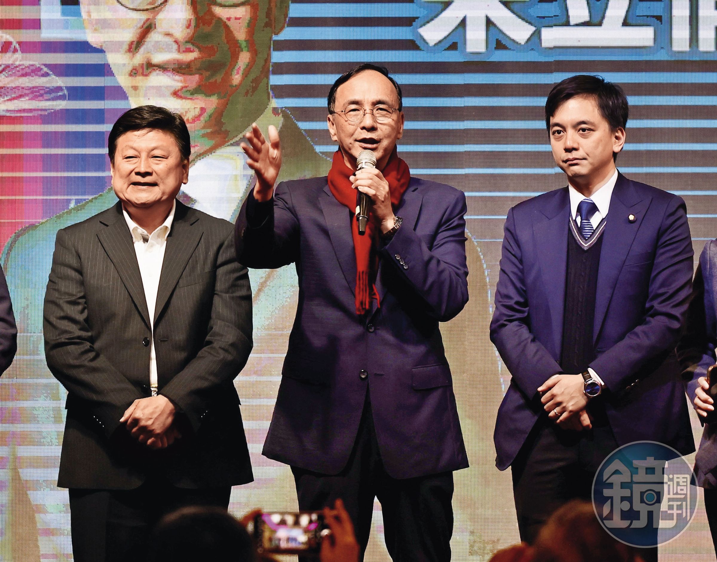 為迎戰大罷免浪潮，國民黨主席朱立倫（中）已拍板「公投綁罷免」策略，來反制罷免案。