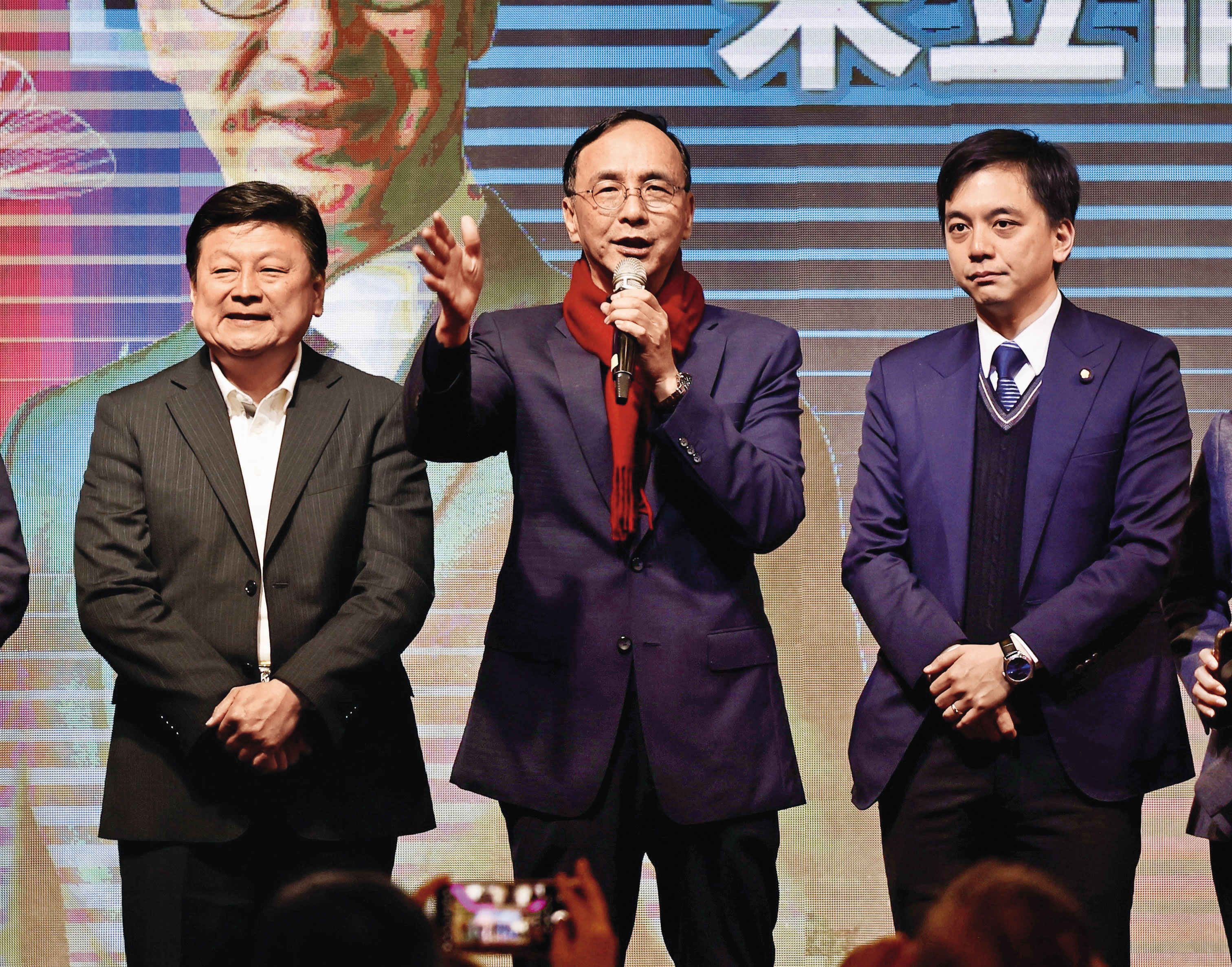 為迎戰大罷免浪潮，國民黨主席朱立倫（中）已拍板「公投綁罷免」策略，來反制罷免案。