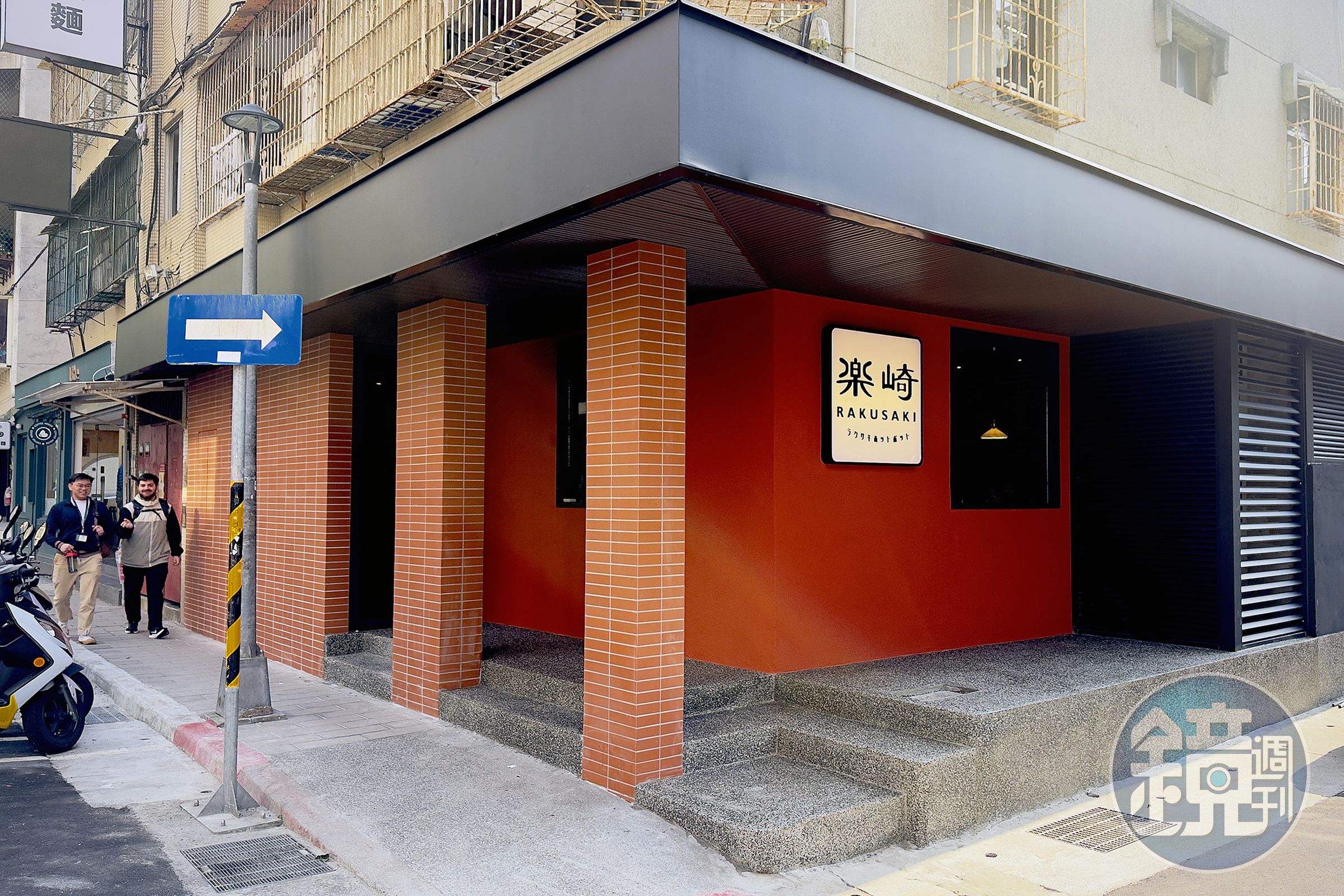樂崎火鍋信義店座落於台北象山腳下，外觀設計宛如一間老派咖啡館。