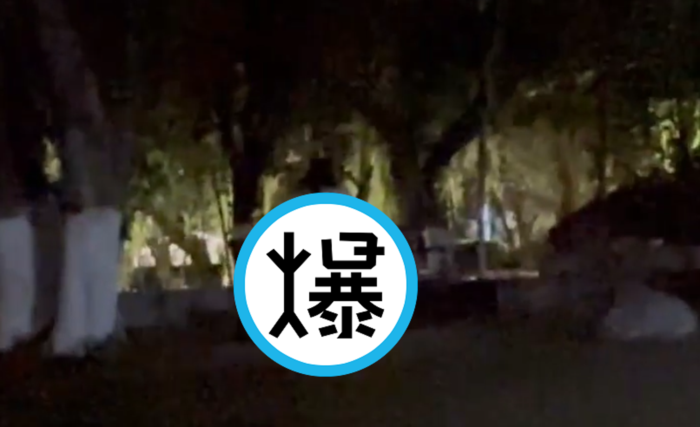 校園長椅活春宮，野戰地變打卡聖地！警衛來搬椅子啦。（翻自tgbrtevfr.top）