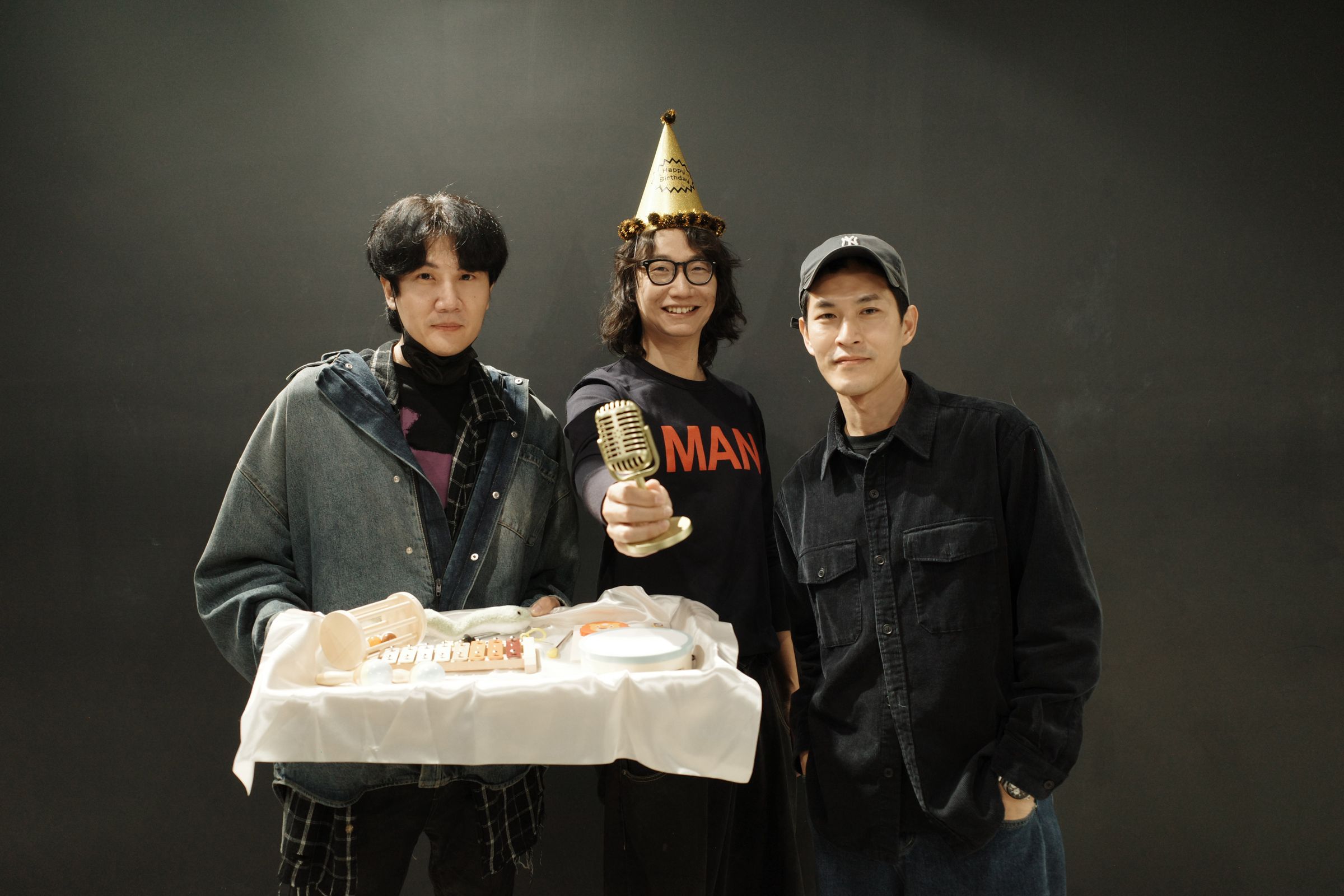 宇宙人為方Q慶生，壽星方Q抓周抓到了麥克風。（相信音樂提供）