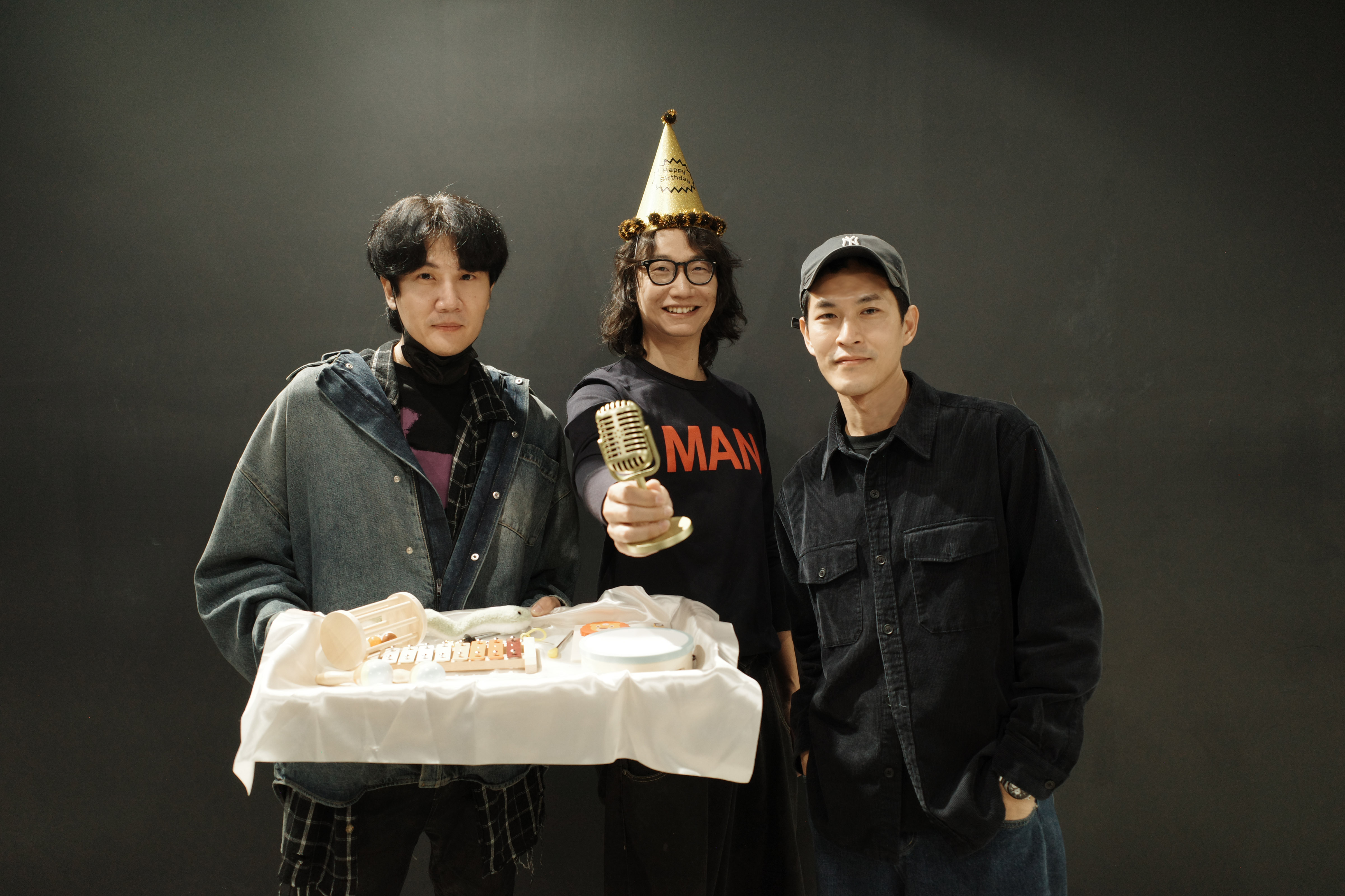 宇宙人為方Q慶生，壽星方Q抓周抓到了麥克風。（相信音樂提供）