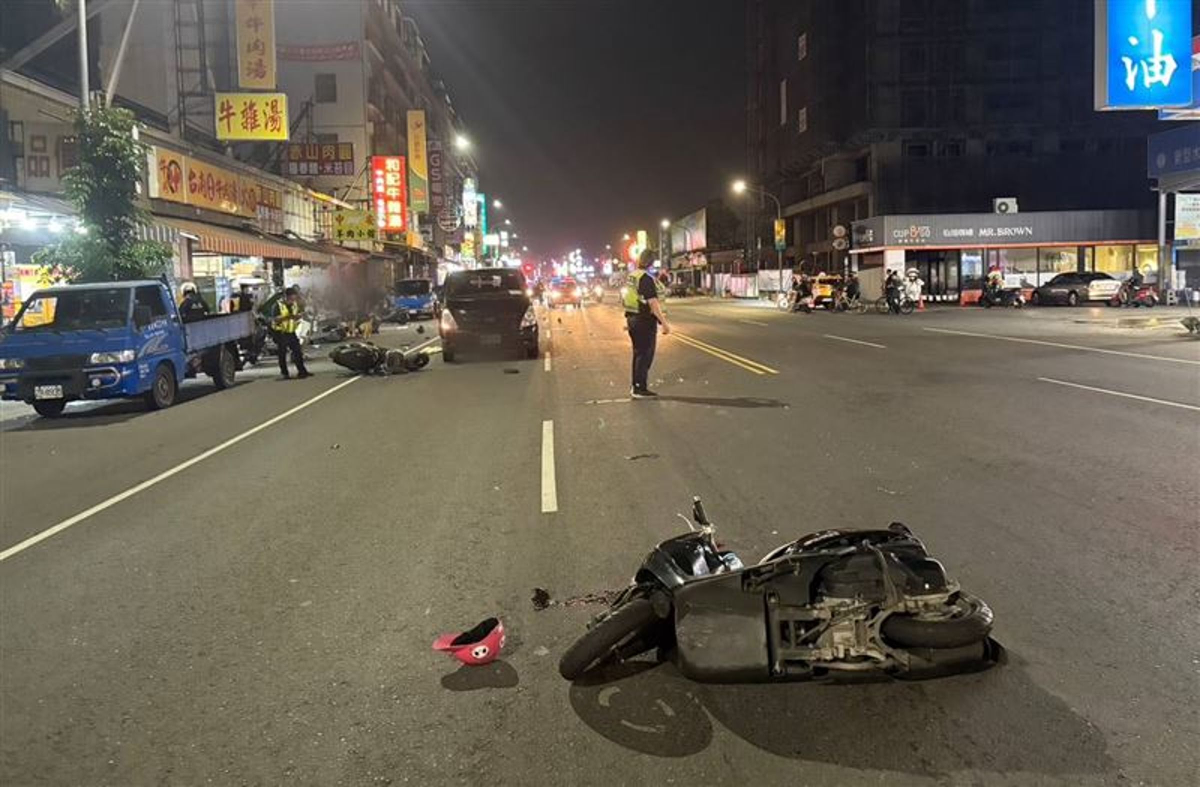楊姓男子毒駕，由於追撞力道猛烈，不僅機車零件散落一地，也釀嚴重死傷。（翻攝畫面）