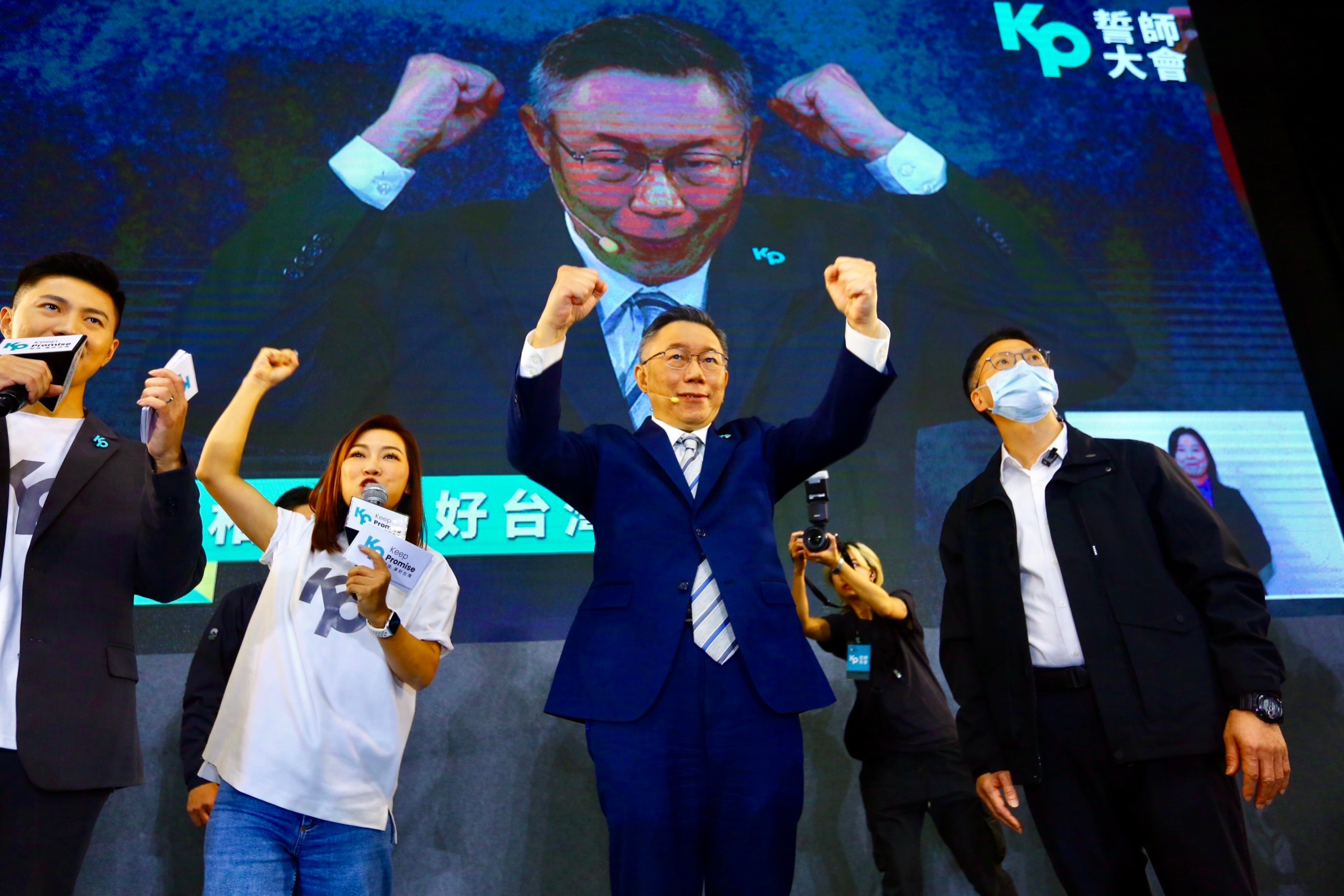 柯文哲宣布會繼續用台灣民眾黨總統候選人的身分拚戰到底。