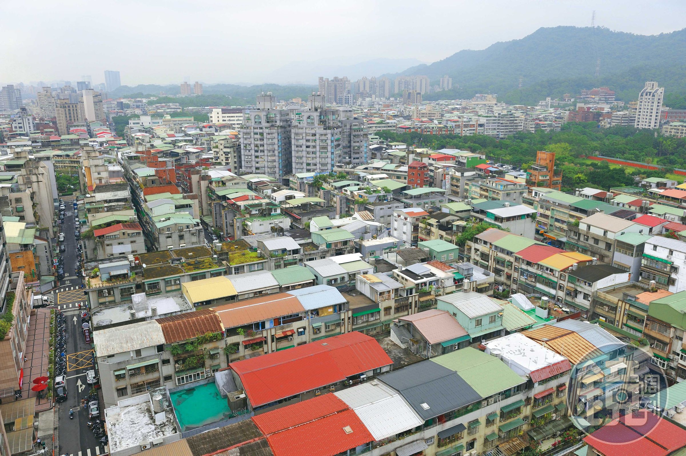房市進入盤整期，專家提醒民眾切勿追價買都更題材老公寓。