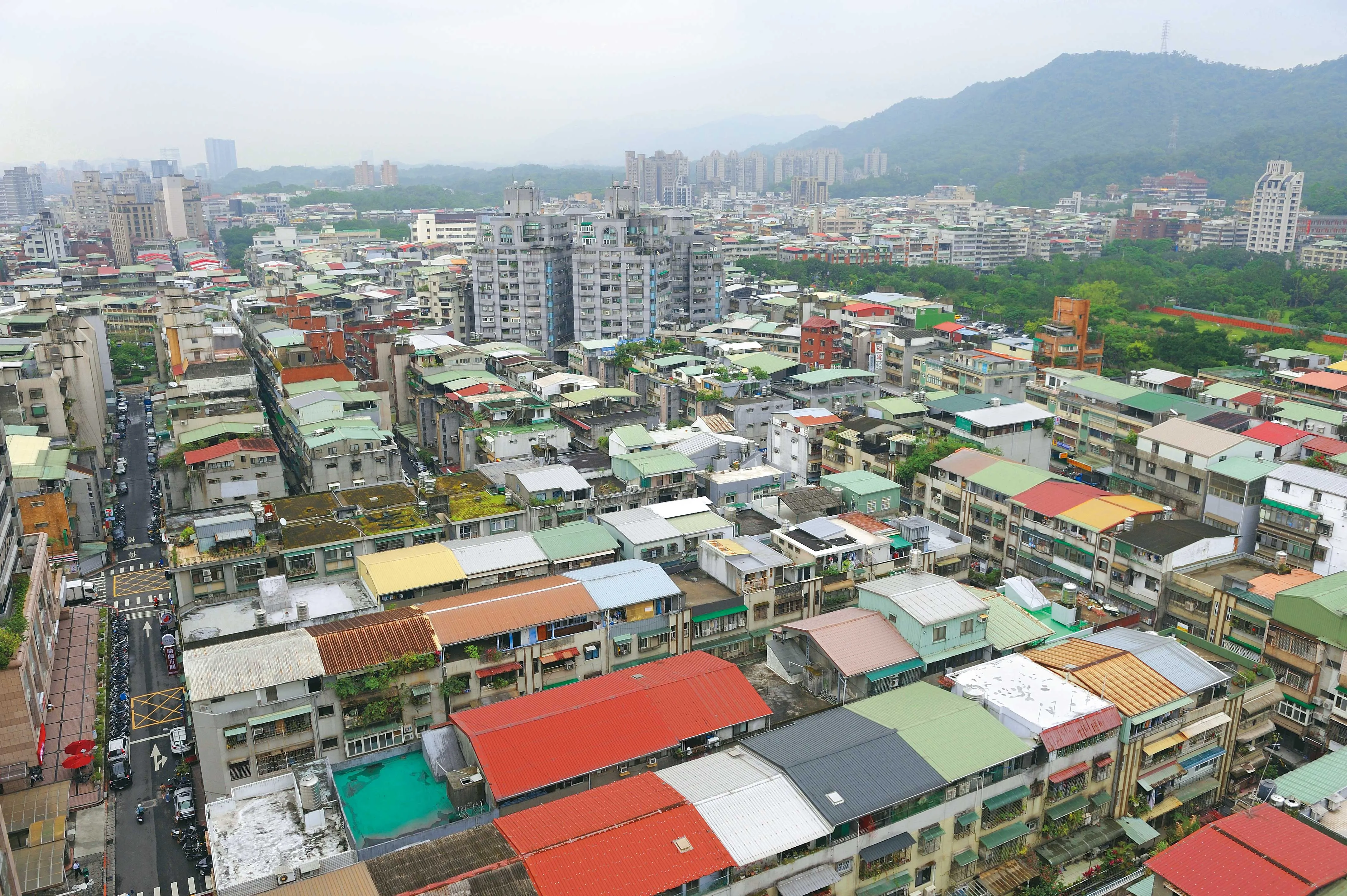 房市進入盤整期，專家提醒民眾切勿追價買都更題材老公寓。