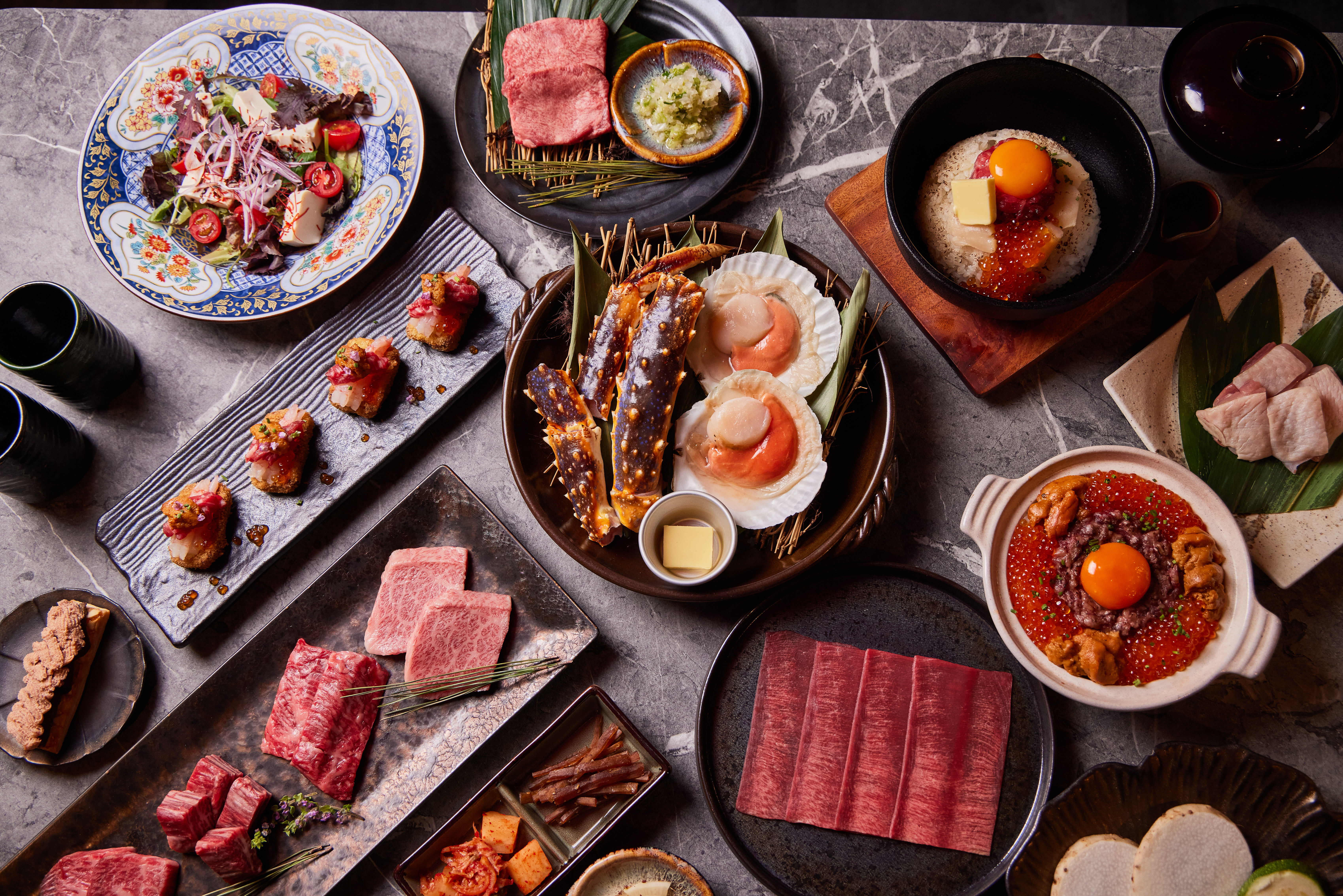 青杉燒肉秋冬限定「鱈場蟹和牛雙人套餐(5,880元)」，以創意手法料理高檔食材，彷彿享受燒肉版的米其林料理。