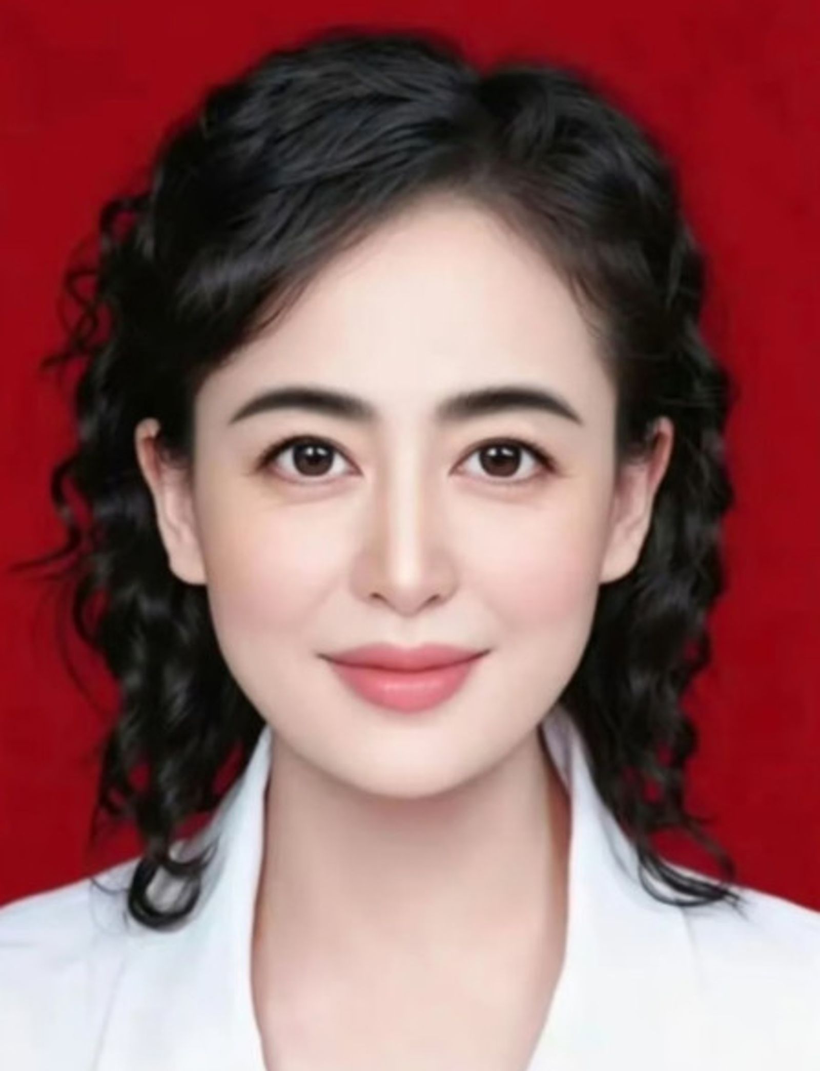 郎小娥被發現證件照誇張修圖後，隨後更換另張證件照，被網友笑稱由10級美顏降級到9級美顏。（翻攝微博）