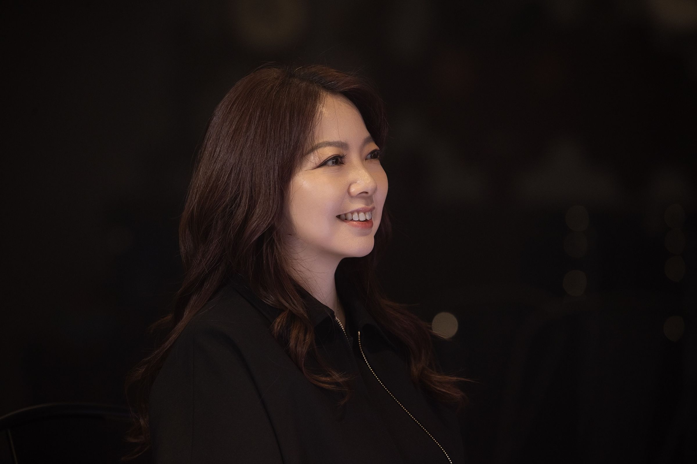 蘇震洋演唱〈大好き〉向愛妻Jennifer告白，台下觀眾集體起鬨「親下去」，讓Jennifer瞬間羞紅臉。（綵星娛樂提供）