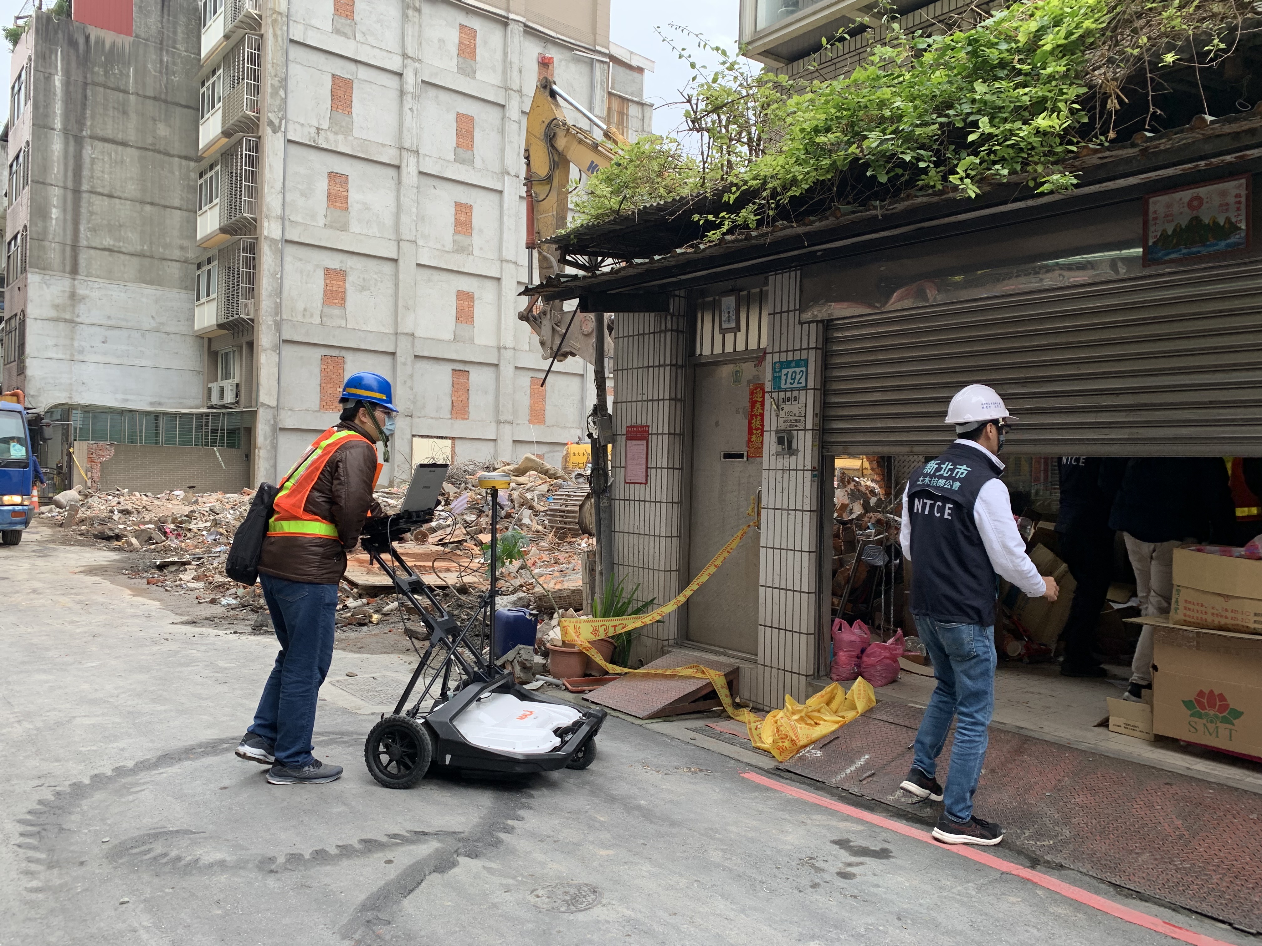 為確保三重六張街損鄰案附近建築物安全,工務局針對道路及建物進行透地雷達檢測,經技師公會初步判斷192號住戶下方無掏空情形。(新北工務局提供)