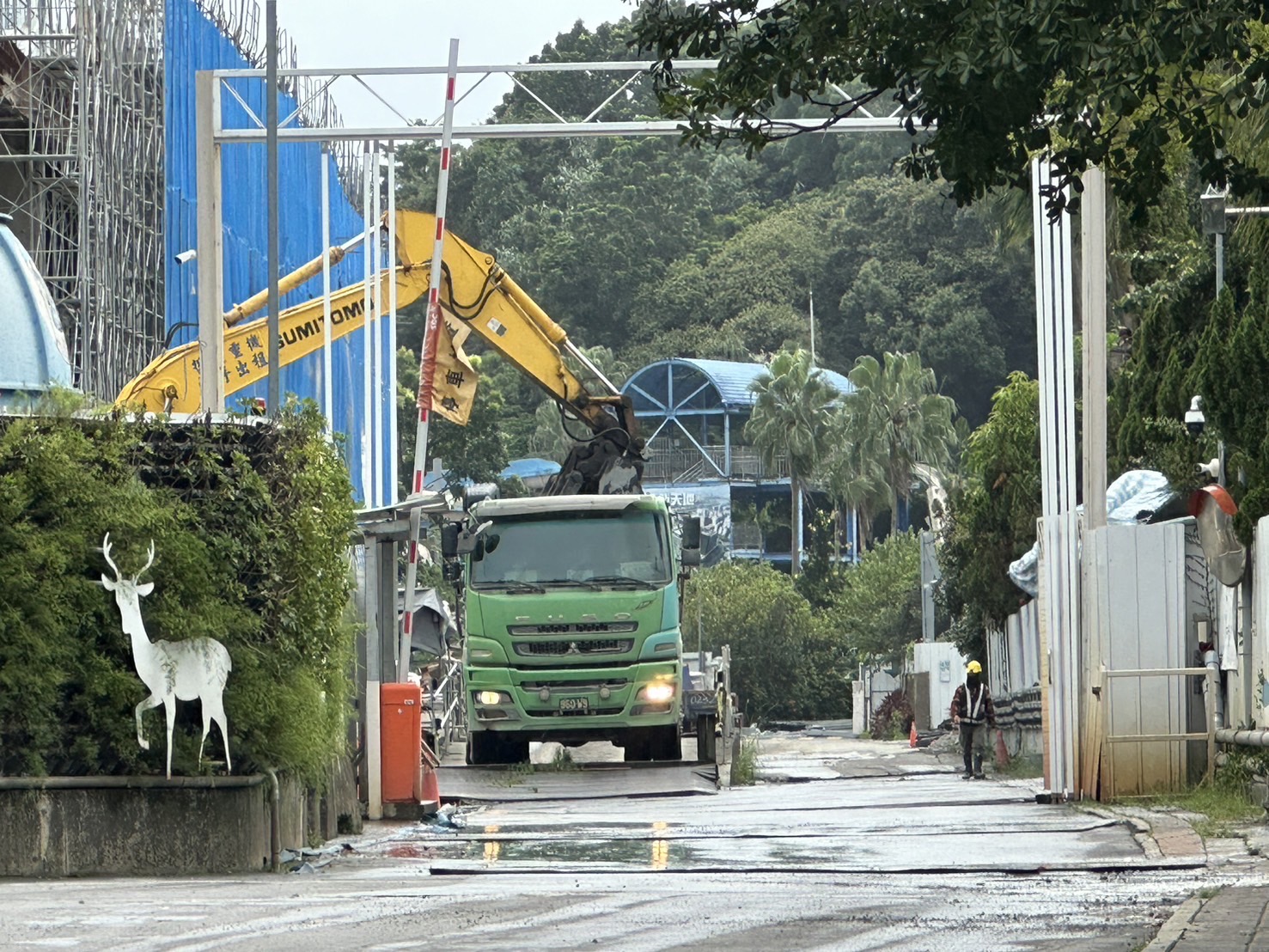 工程廢棄土的利潤相當驚人。(照片中人、車、地點與本案無關)