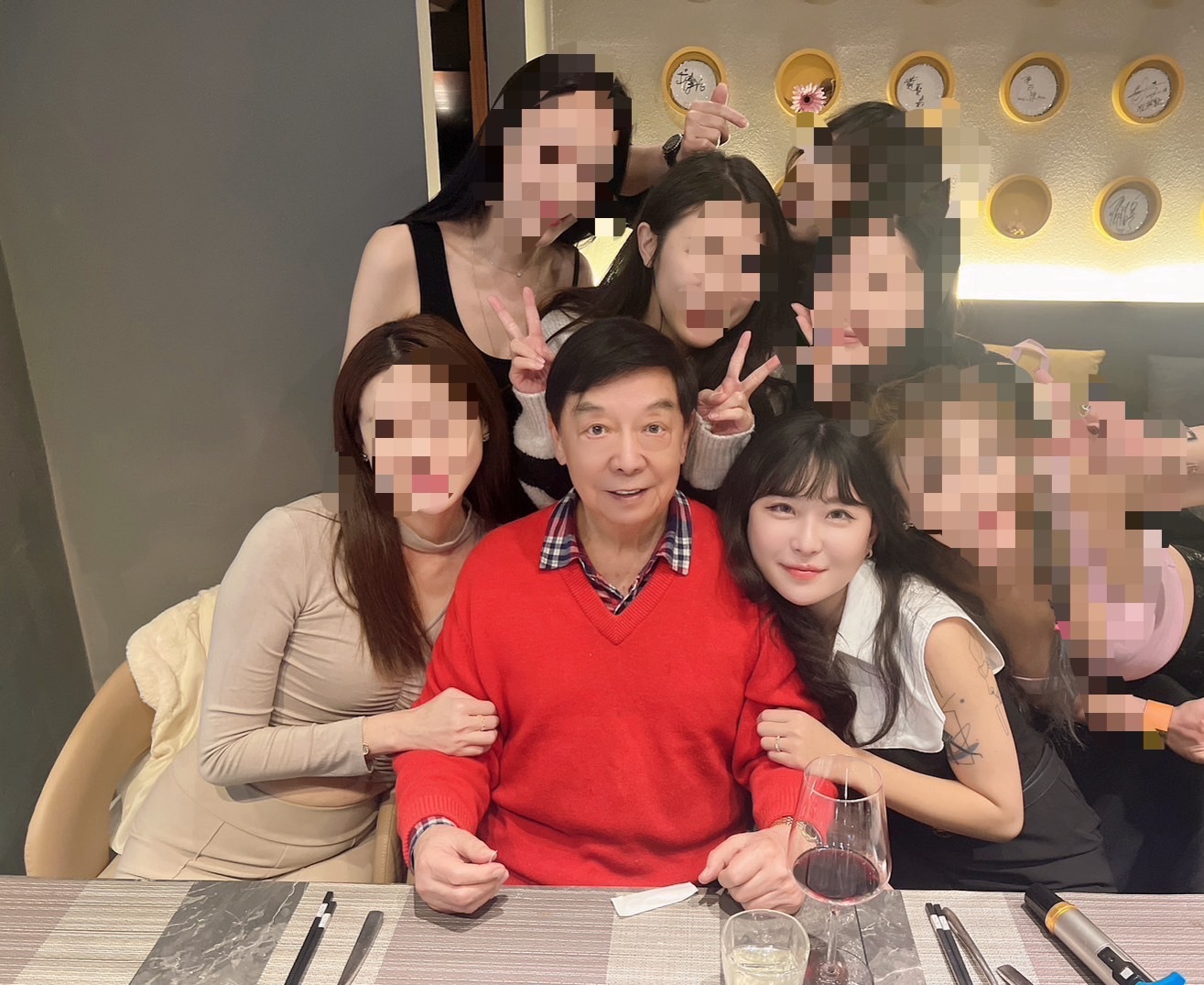 仙塔律師出入富商飯局，讓被牽扯的名媛紛紛撇清關係。（讀者提供）