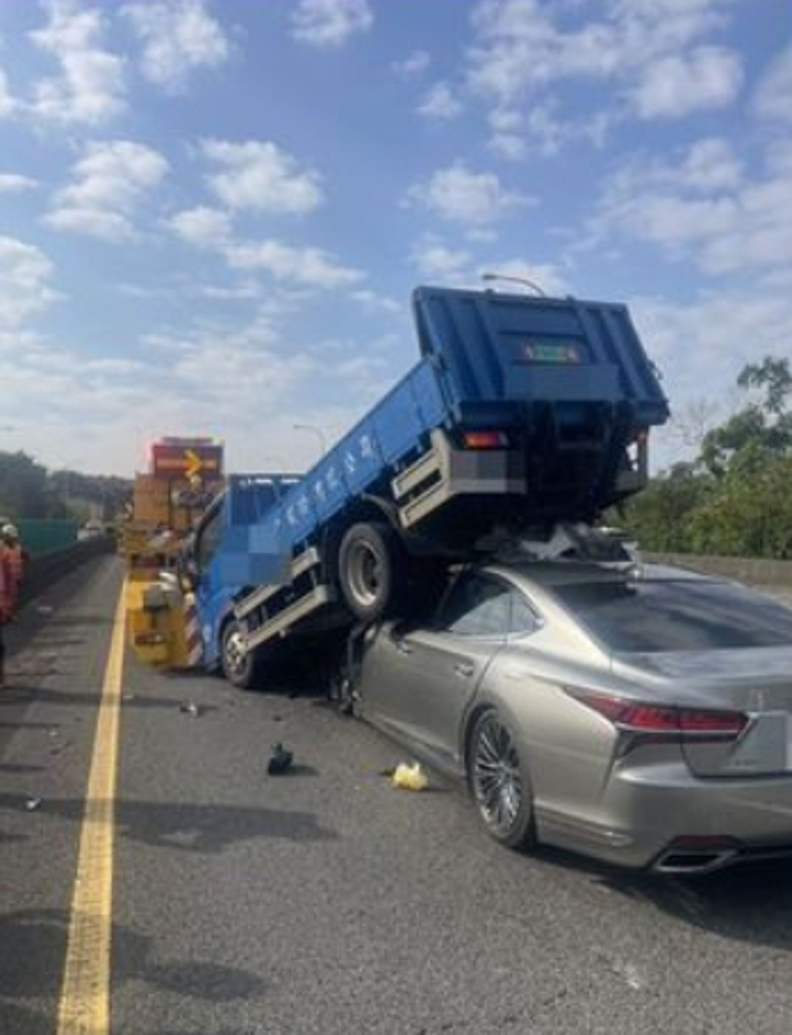 後方小客車煞車不及，衝撞後硬生生將前方小貨車車尾頂起。（翻攝畫面）
