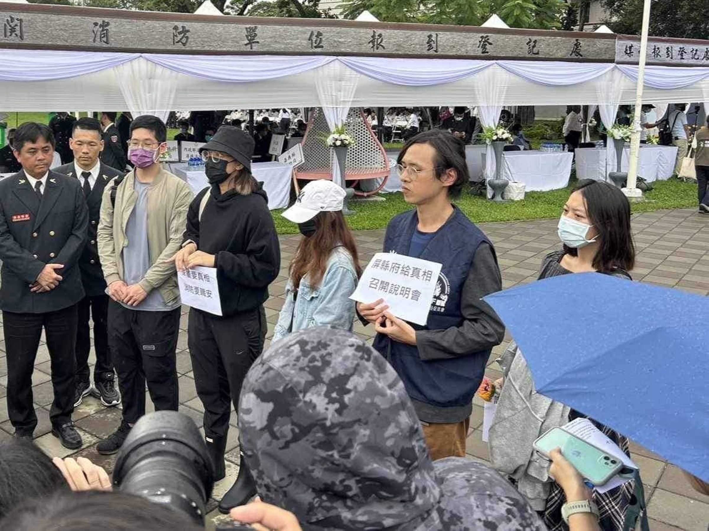 殉職消防員家屬、彰化喬友大火殉職消防員家屬、消防員工作權益促進協會今召開記者會提3大訴求。（翻攝自搶救消防員臉書）