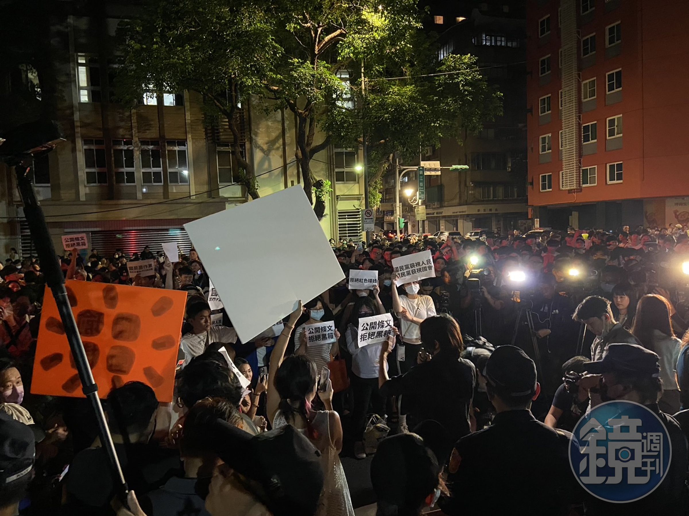 立法院夜審藍營國會改革法案,不滿群眾在院外聚集。